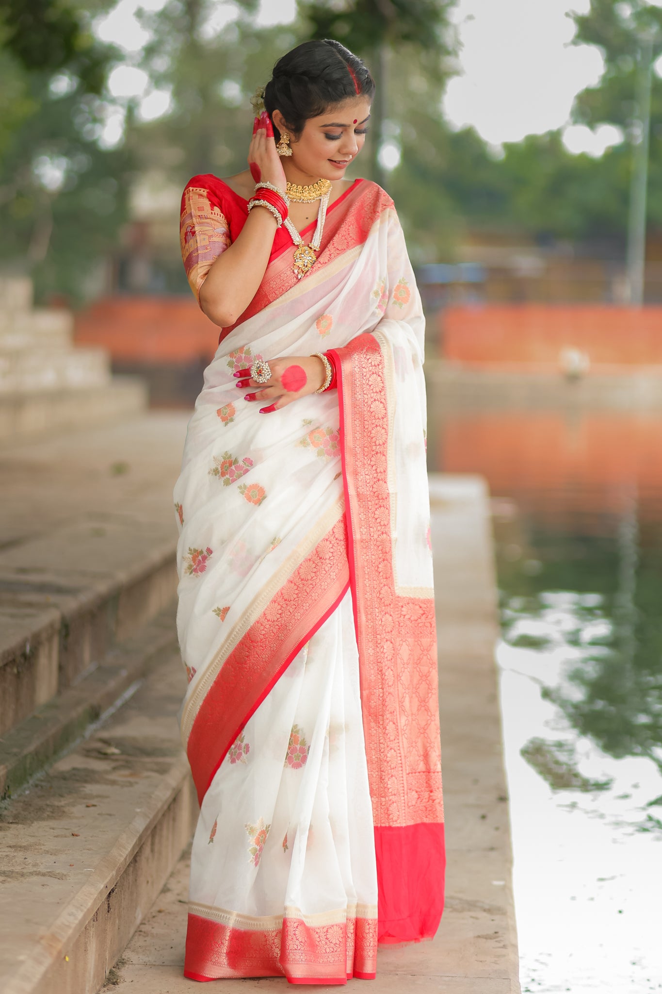 Banarasi Semi Georgette Saree With Weaving & Border - Red & White