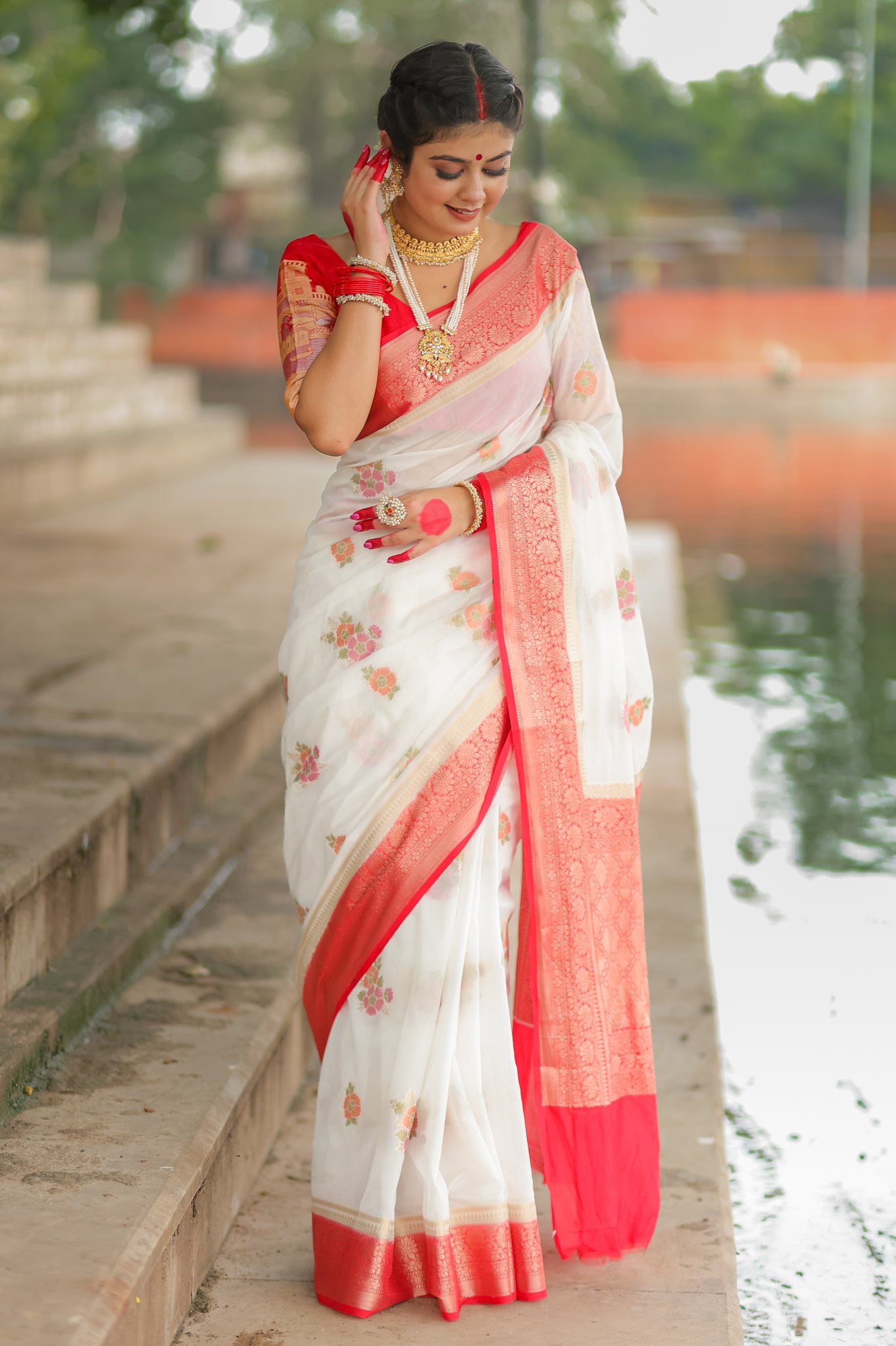 Banarasi Semi Georgette Saree With Weaving & Border - Red & White