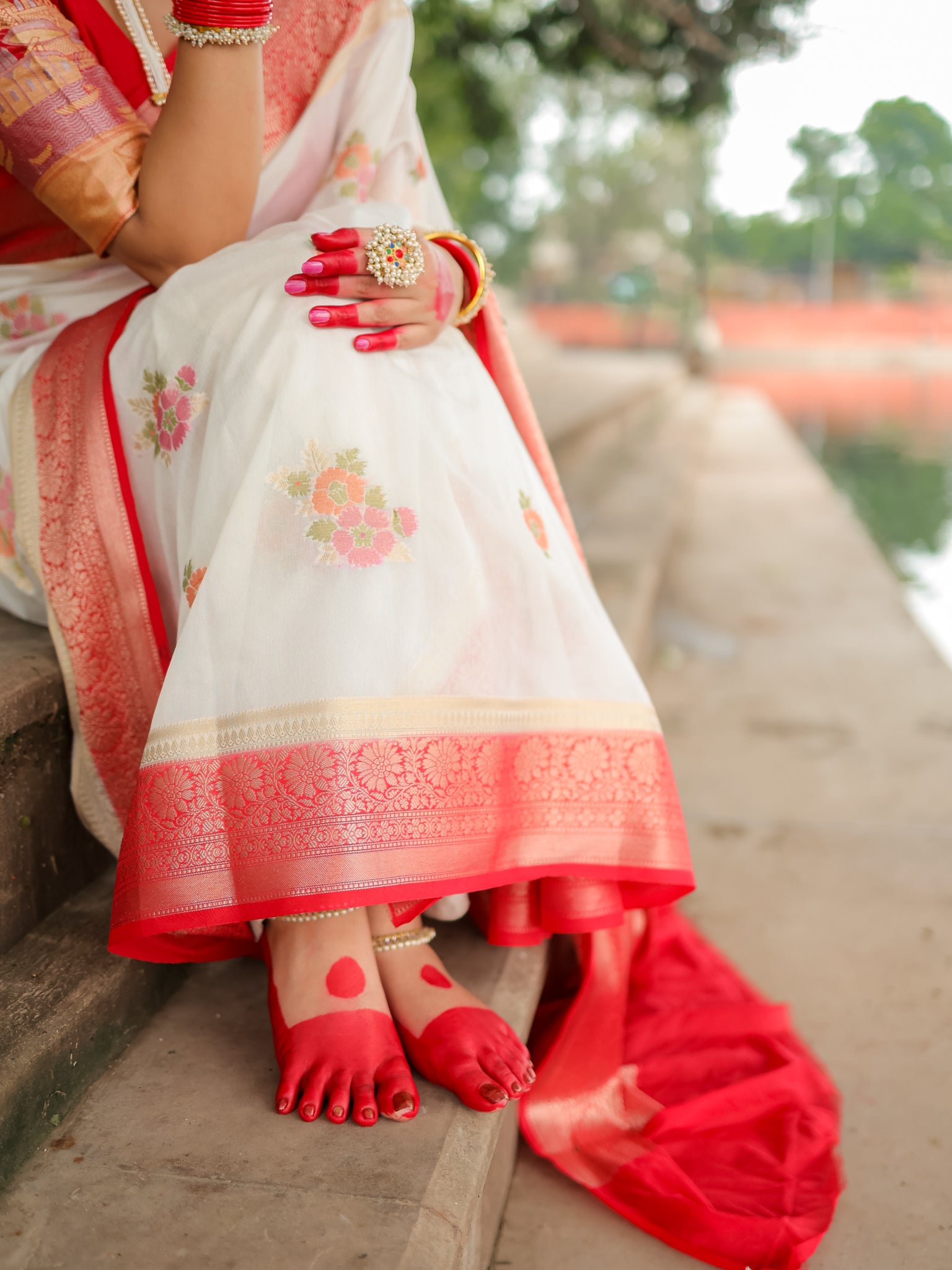 Banarasi Semi Georgette Saree With Weaving & Border - Red & White