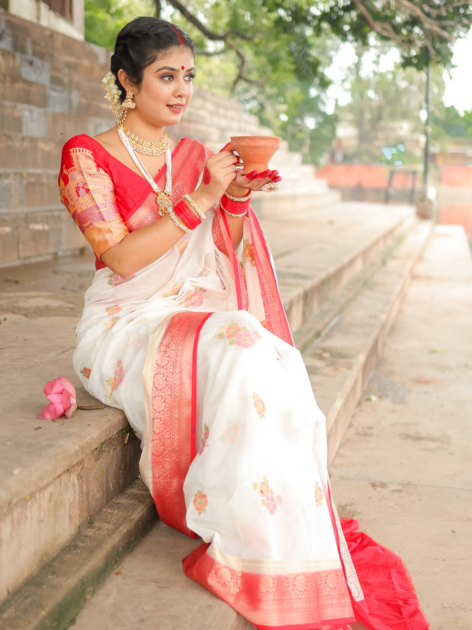 Banarasi Semi Georgette Saree With Weaving & Border - Red & White