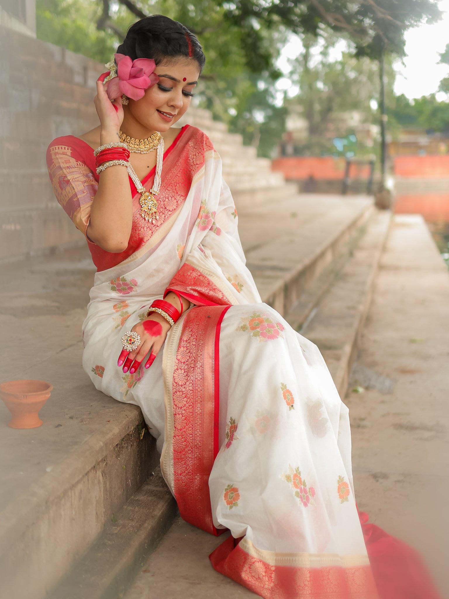 Banarasi Semi Georgette Saree With Weaving & Border - Red & White