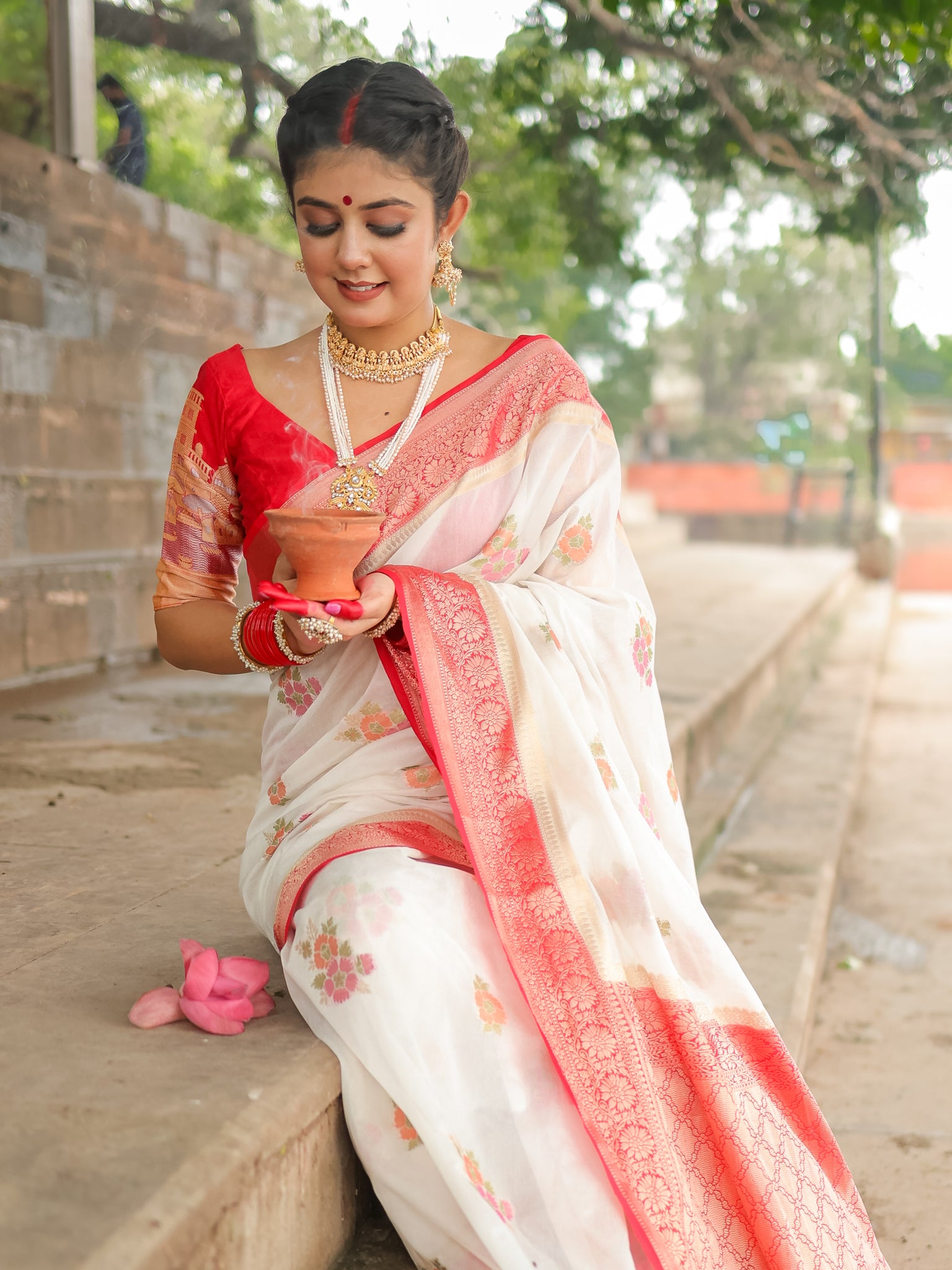 Banarasi Semi Georgette Saree With Weaving & Border - Red & White