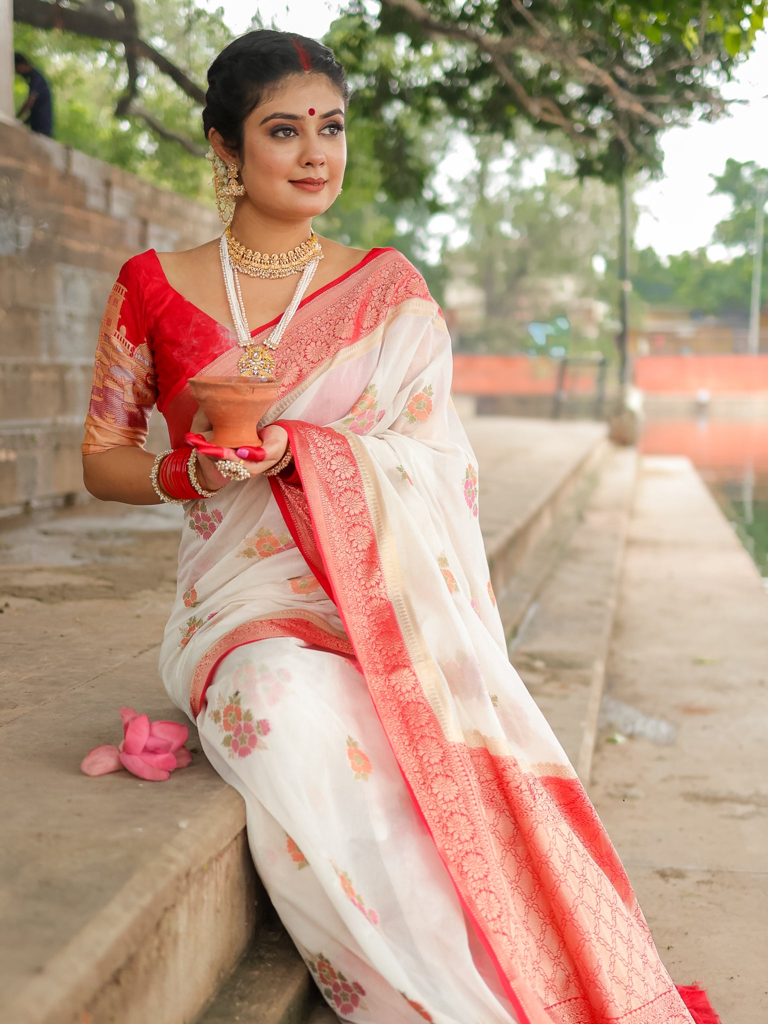 Banarasi Semi Georgette Saree With Weaving & Border - Red & White