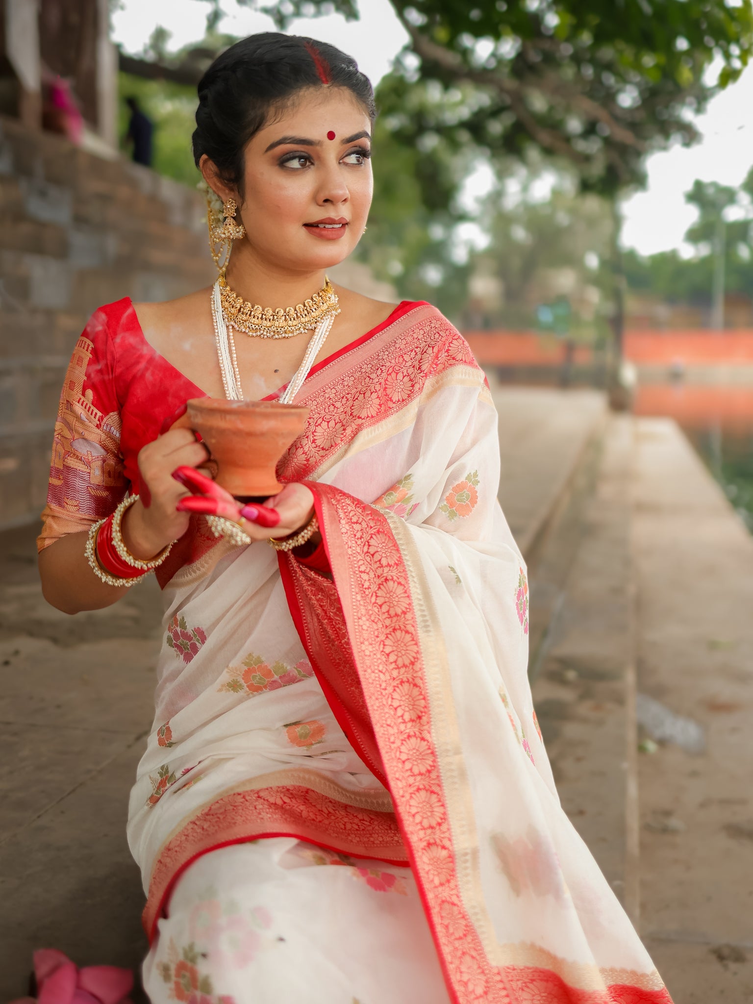 Banarasi Semi Georgette Saree With Weaving & Border - Red & White