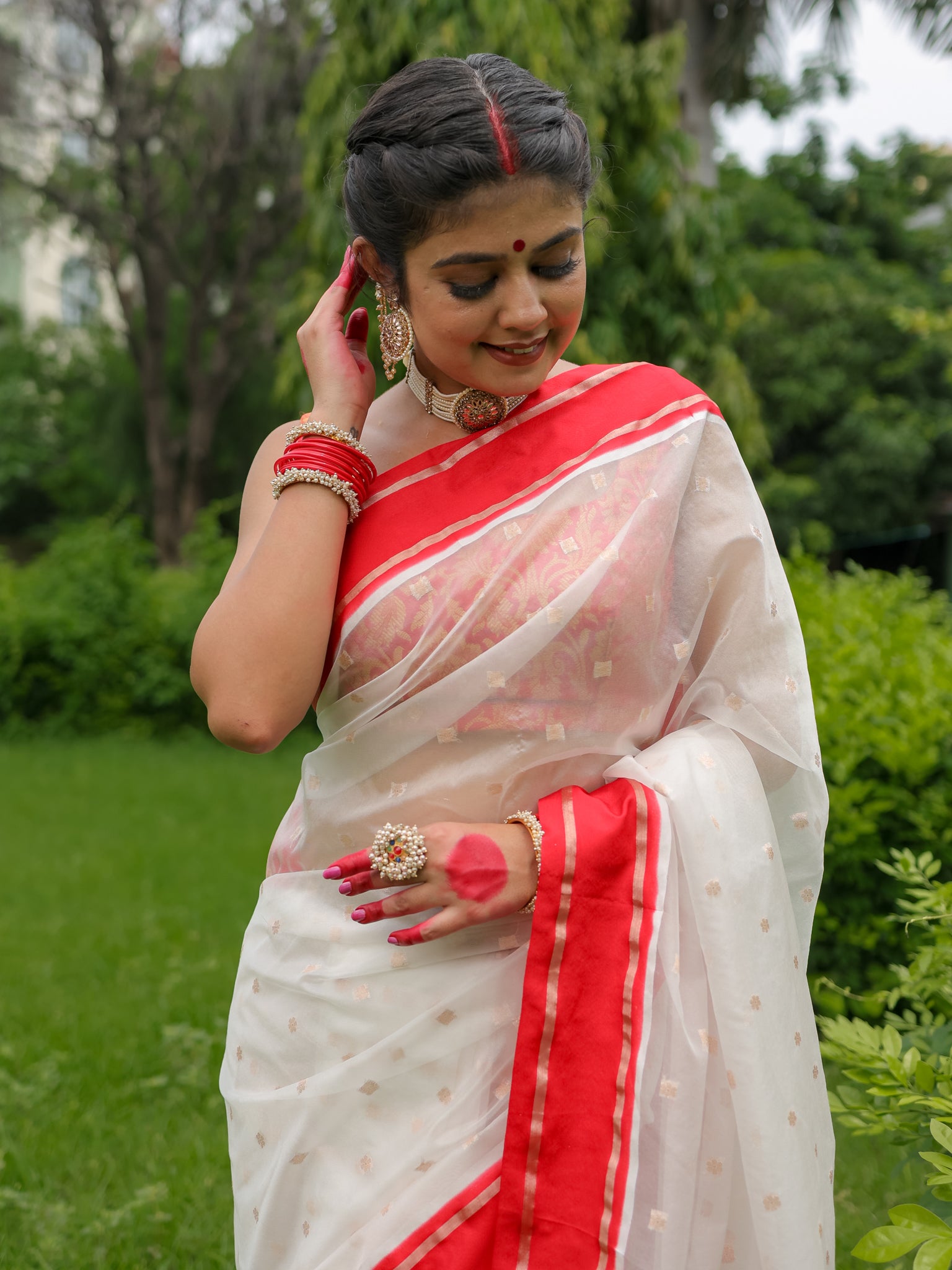 Banarasi Organza Mix Saree With Buti & Border - Red & White