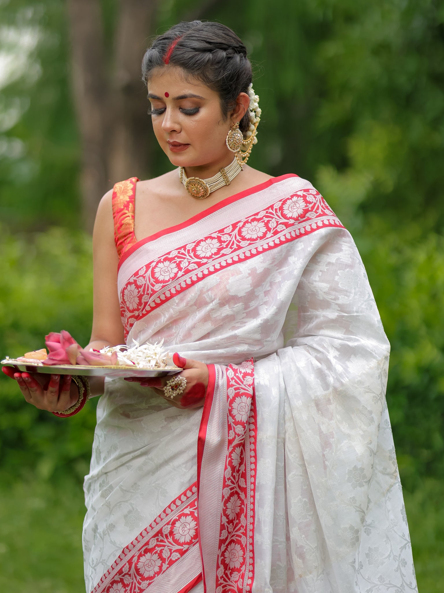 Banarasi Semi Georgette Saree With Weaving & Border - Red & White