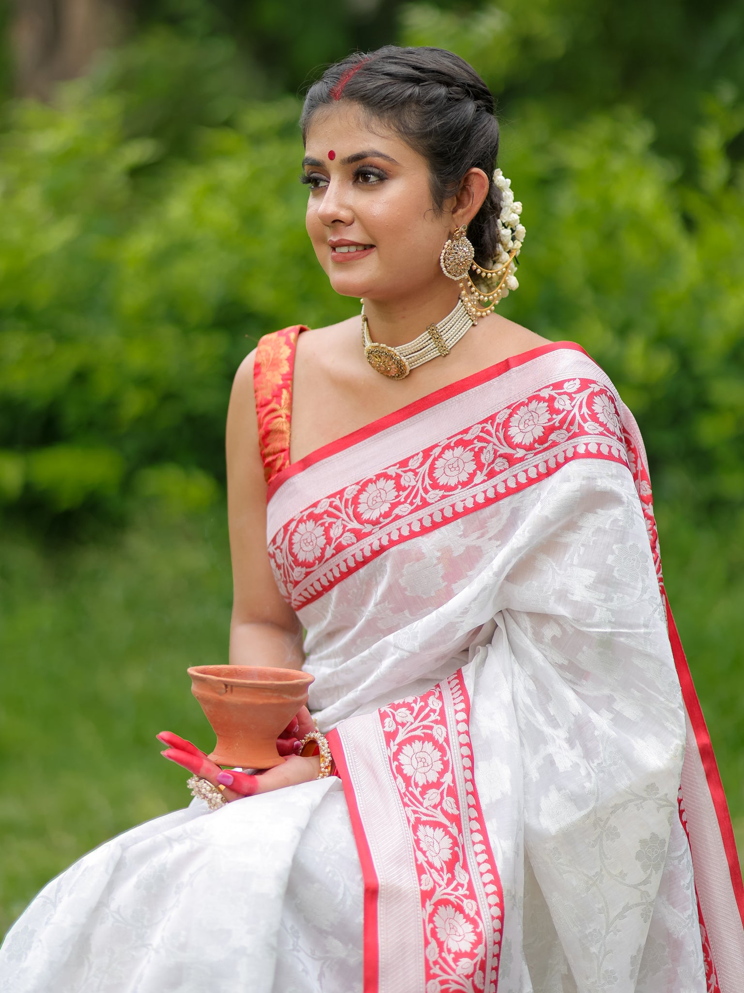 Banarasi Semi Georgette Saree With Weaving & Border - Red & White