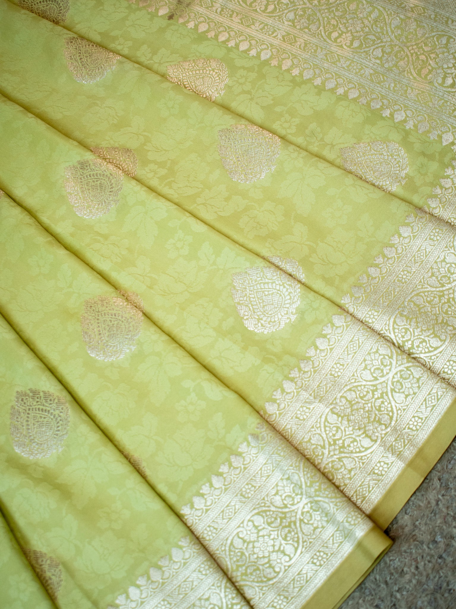 Banarasi Art Katan Silk Saree With Zari Buta Weaving & Tanchoi Weaving- Green