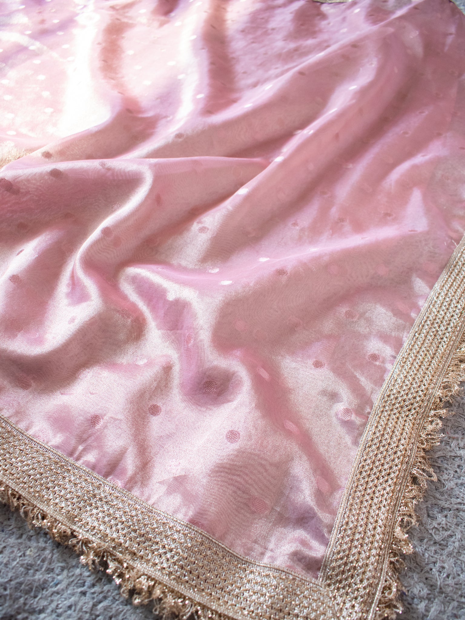 Banarasi Tissue Saree With Buti Weaving & Lace Border - Pink