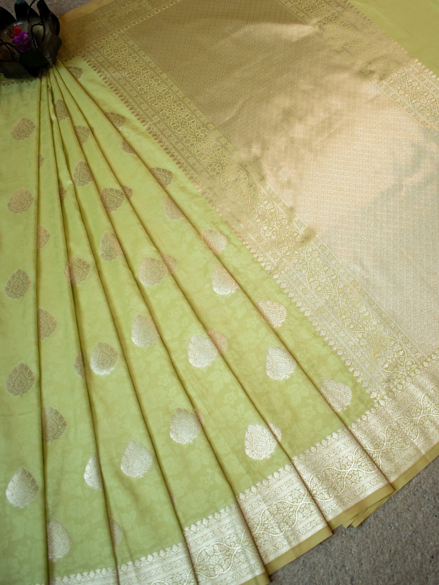 Banarasi Art Katan Silk Saree With Zari Buta Weaving & Tanchoi Weaving- Green