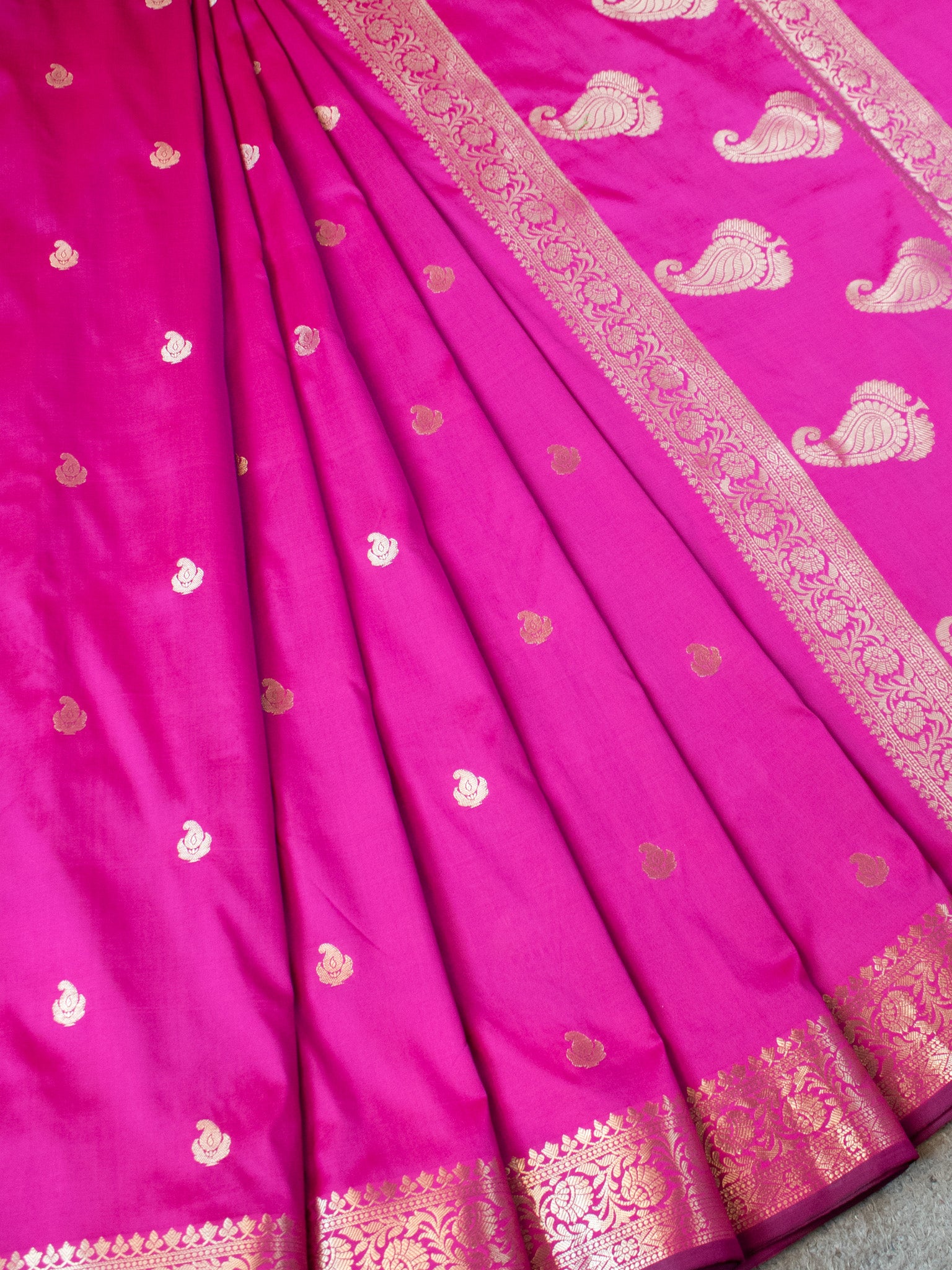 Banarasi Semi Silk Saree With Buti Zari Weaving & Border - Pink