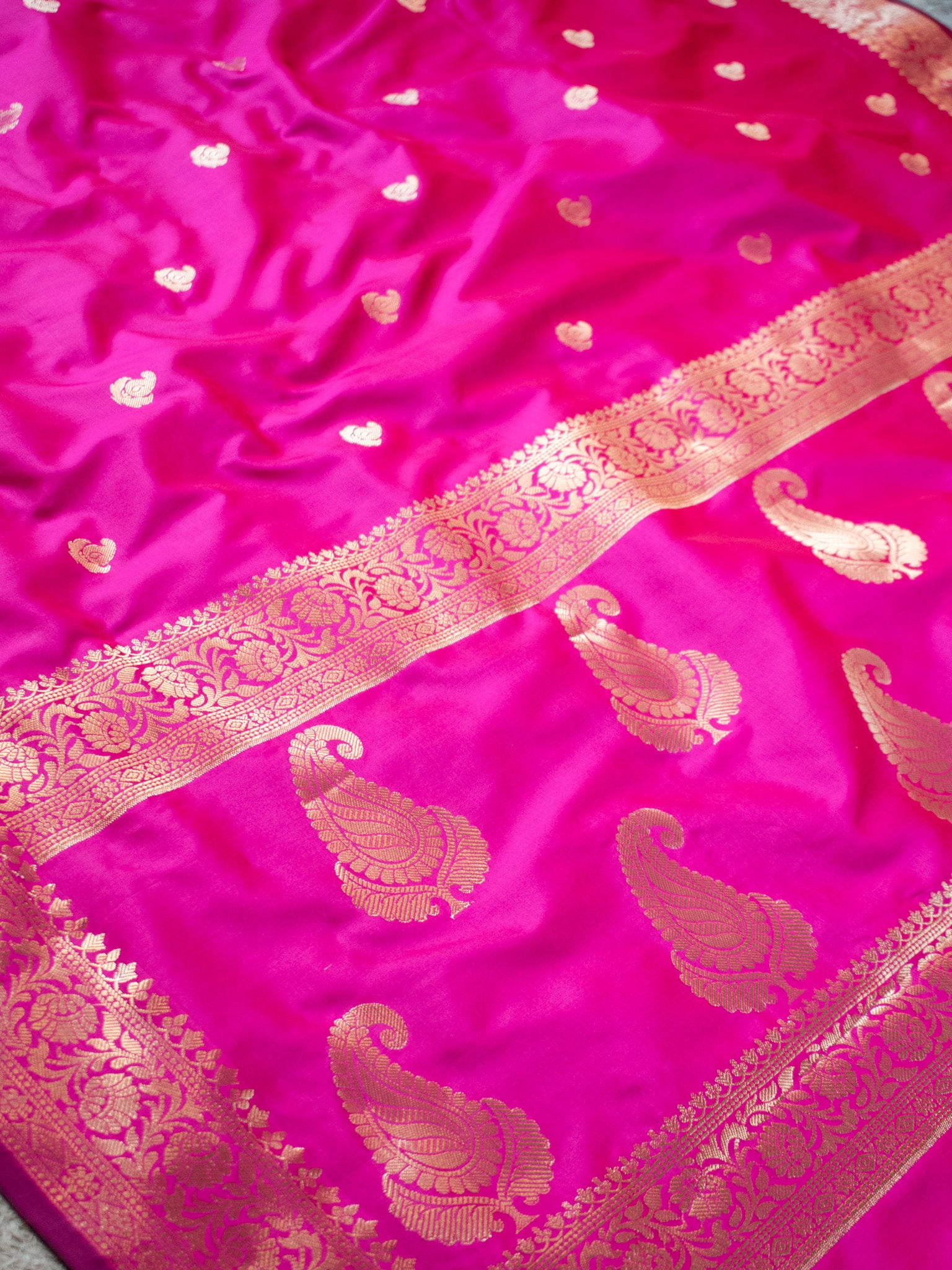 Banarasi Semi Silk Saree With Buti Zari Weaving & Border - Pink