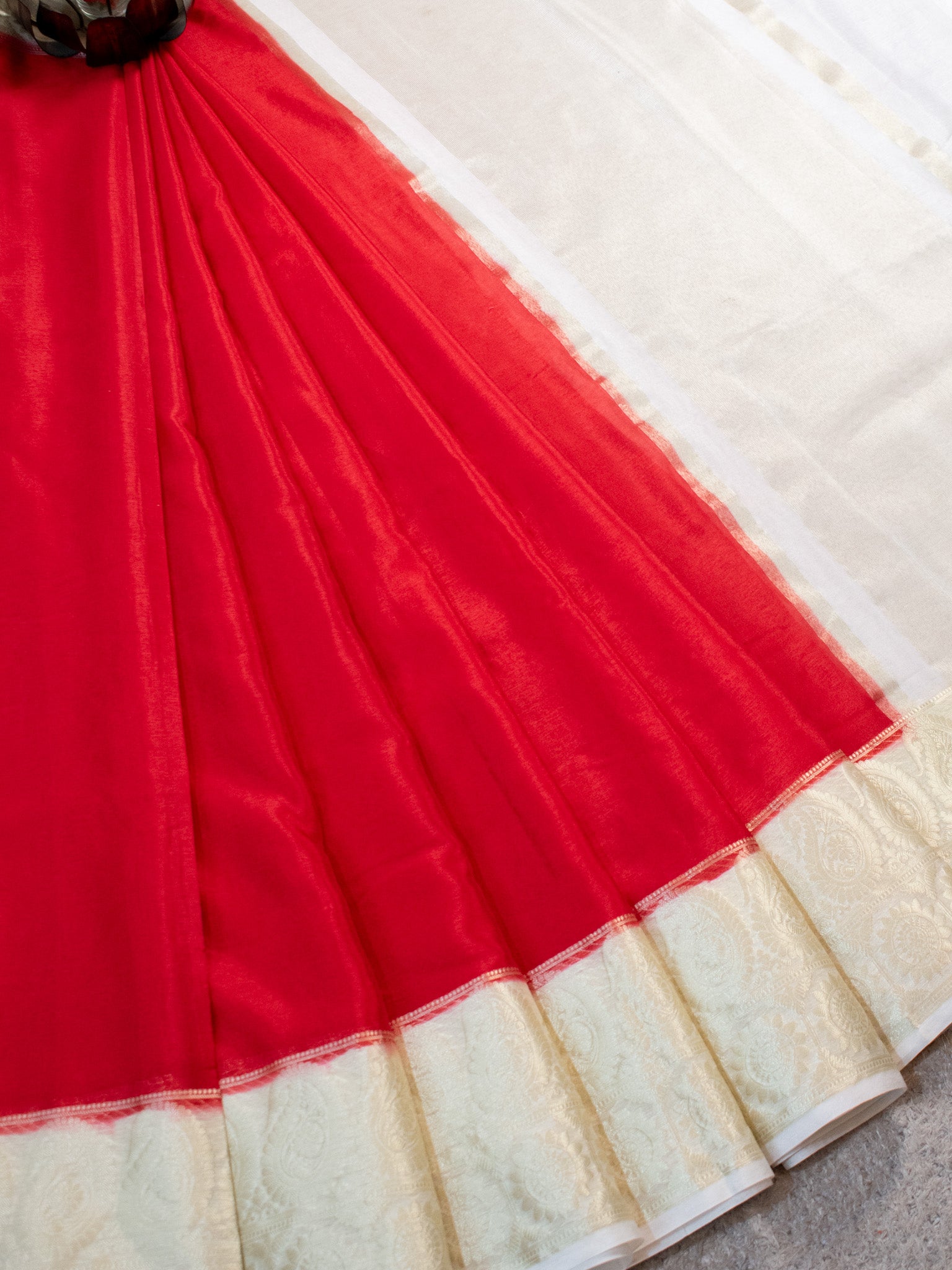 Banarasi Cotton Silk Saree With Silver Zari Weaving & Contrast Border-Red