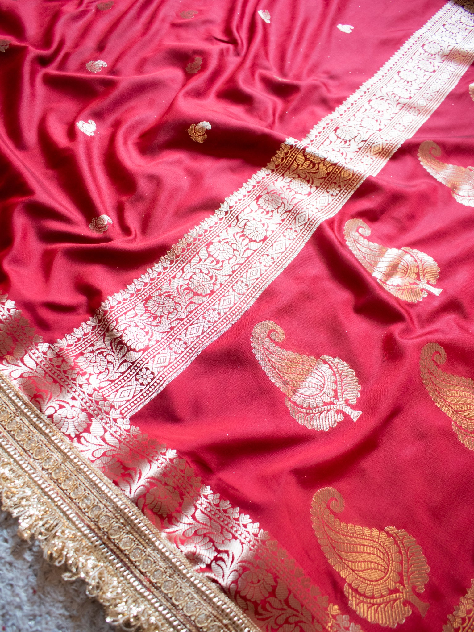 Banarasi Semi Silk Saree With Buti Zari Weaving & Lace Border - Red