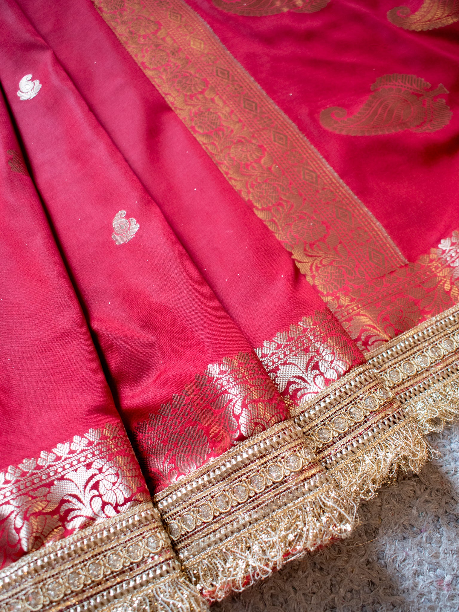 Banarasi Semi Silk Saree With Buti Zari Weaving & Lace Border - Red