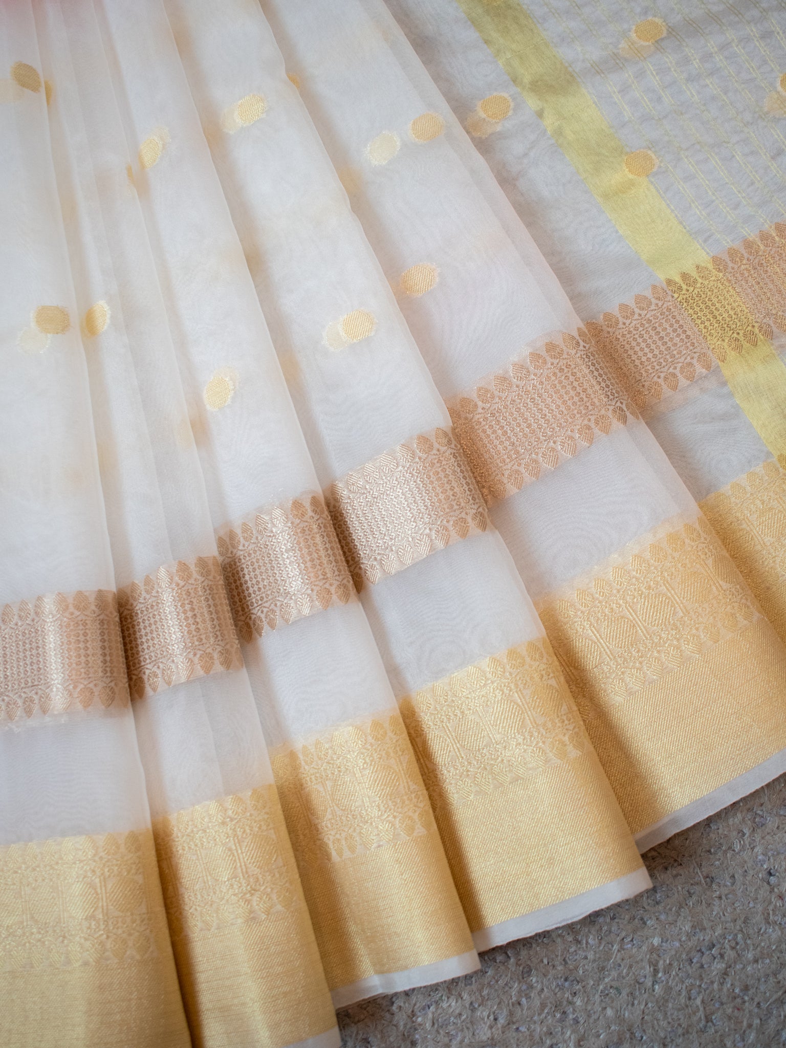 Banarasi Dual Shade Organza Saree With Weaving & Border - Red & White