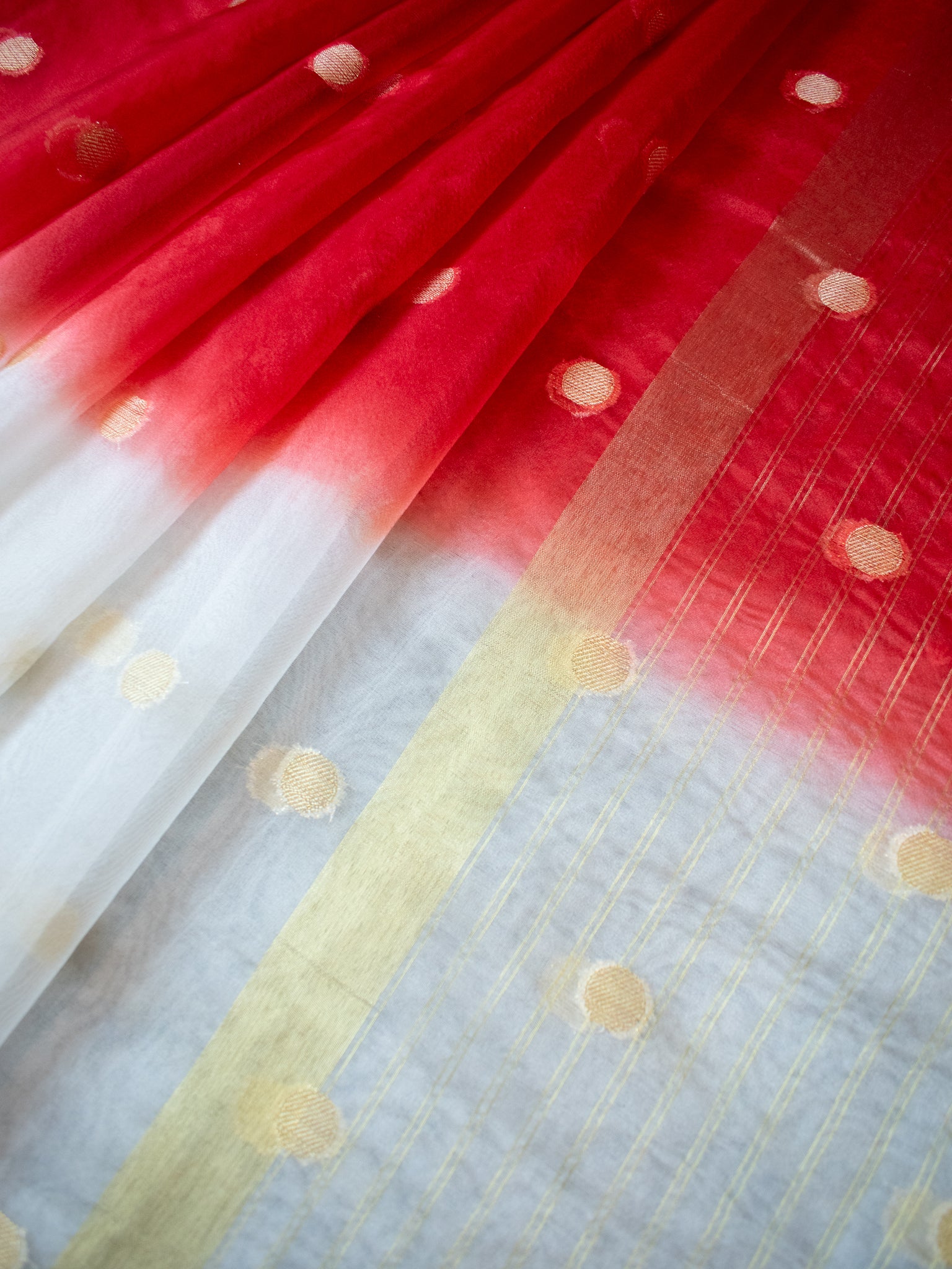 Banarasi Dual Shade Organza Saree With Weaving & Border - Red & White
