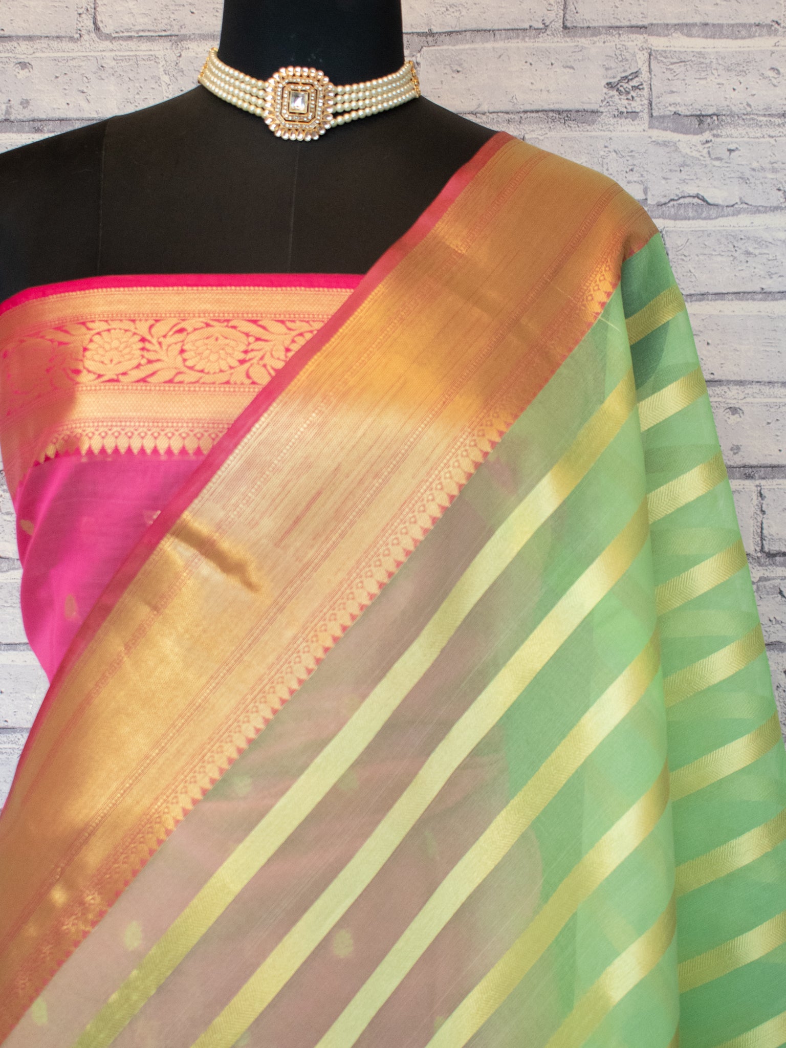 Banarasi Organza Saree With Weaving & Contrast Border - Green
