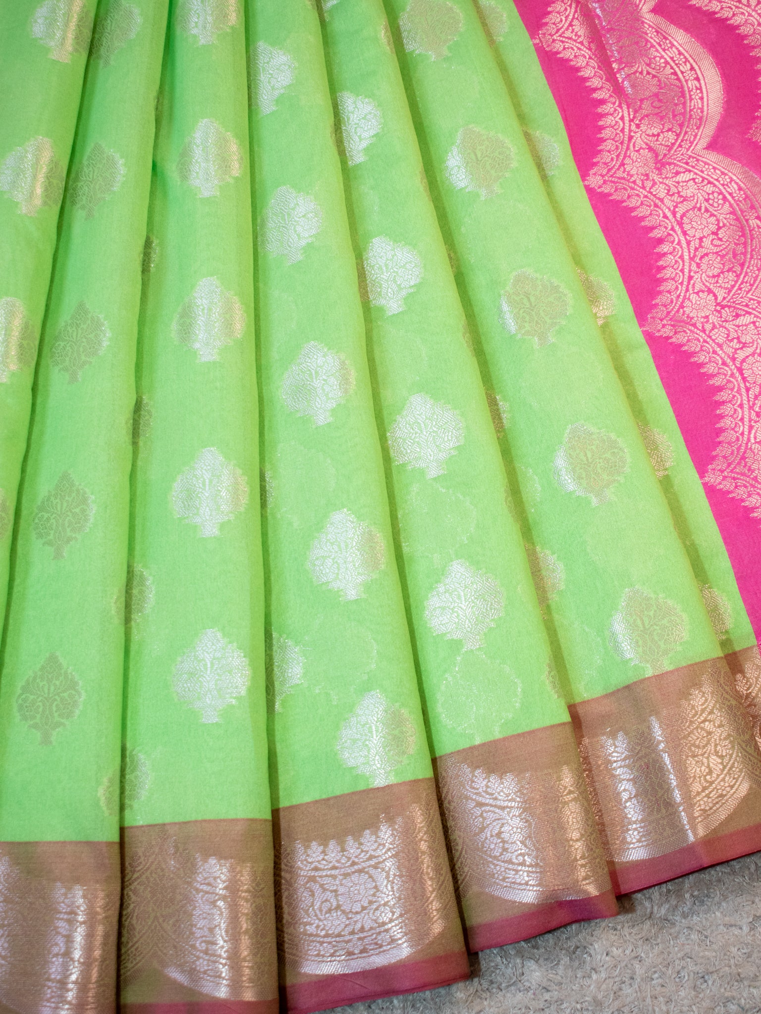 Banarasi Cotton Silk Saree With Buta & Contrast Border- Green