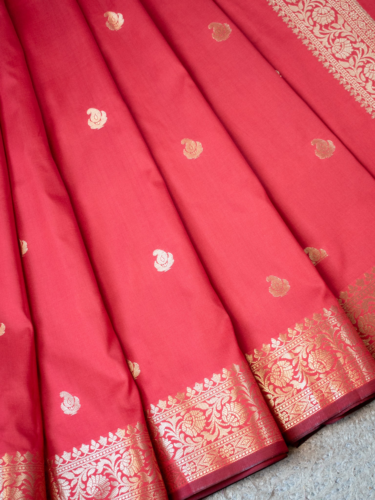 Banarasi Semi Silk Saree With Buti Zari Weaving & Border - Red