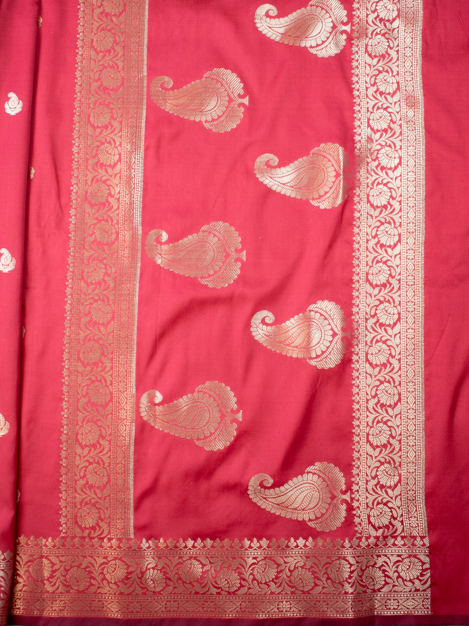 Banarasi Semi Silk Saree With Buti Zari Weaving & Border - Red