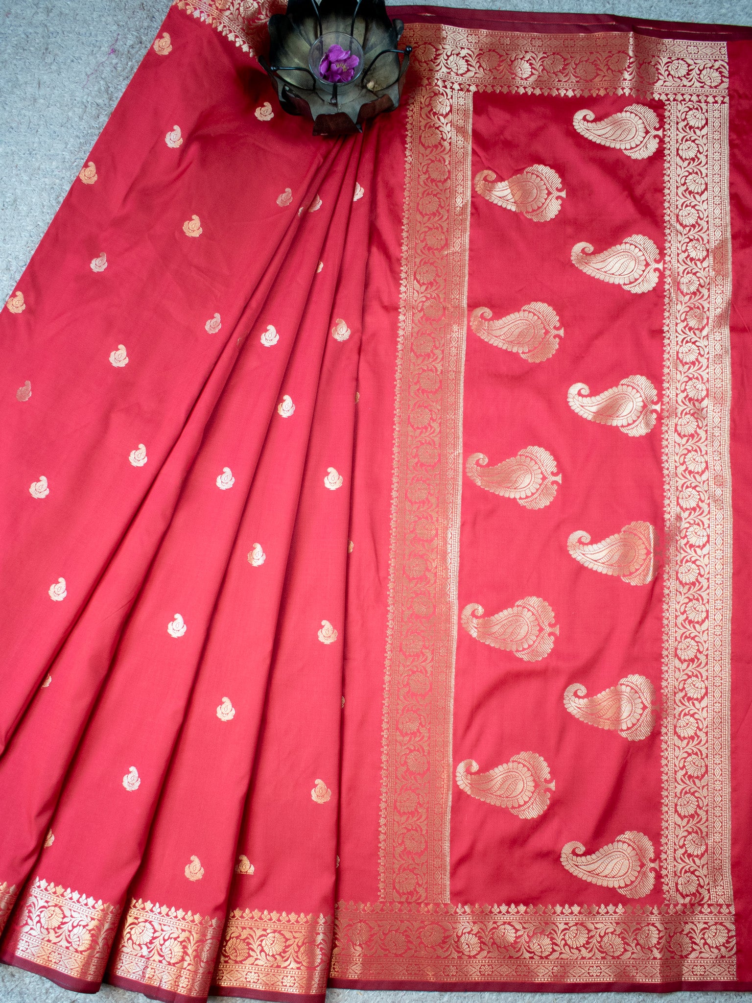 Banarasi Semi Silk Saree With Buti Zari Weaving & Border - Red