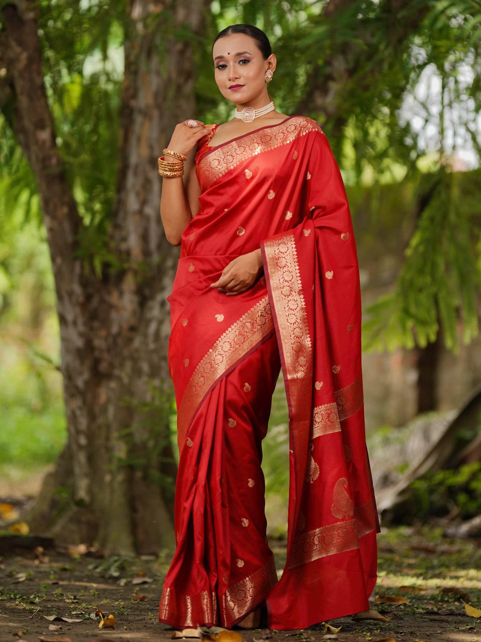 Banarasi Semi Silk Saree With Buti Zari Weaving & Border - Red