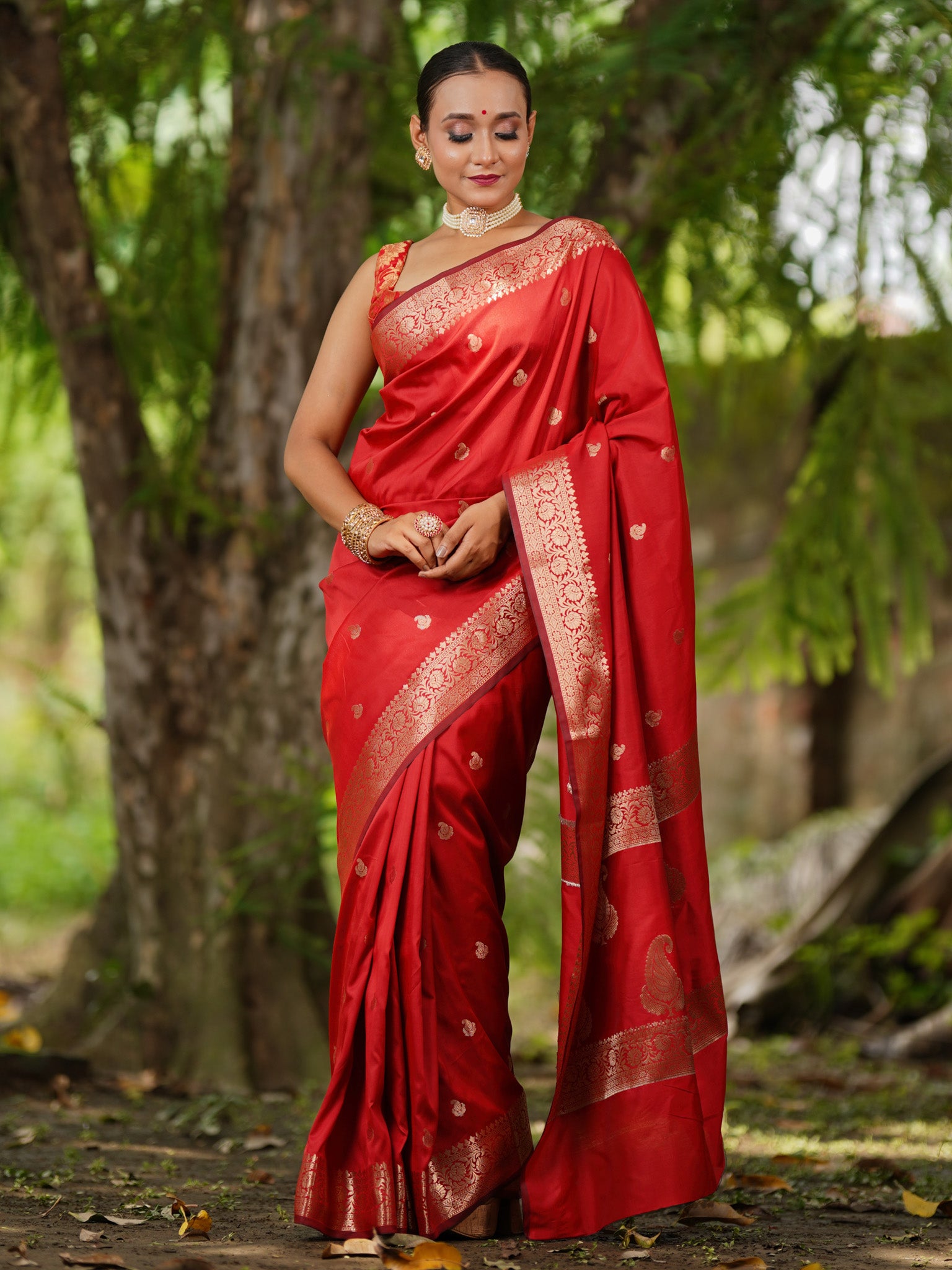 Banarasi Semi Silk Saree With Buti Zari Weaving & Border - Red