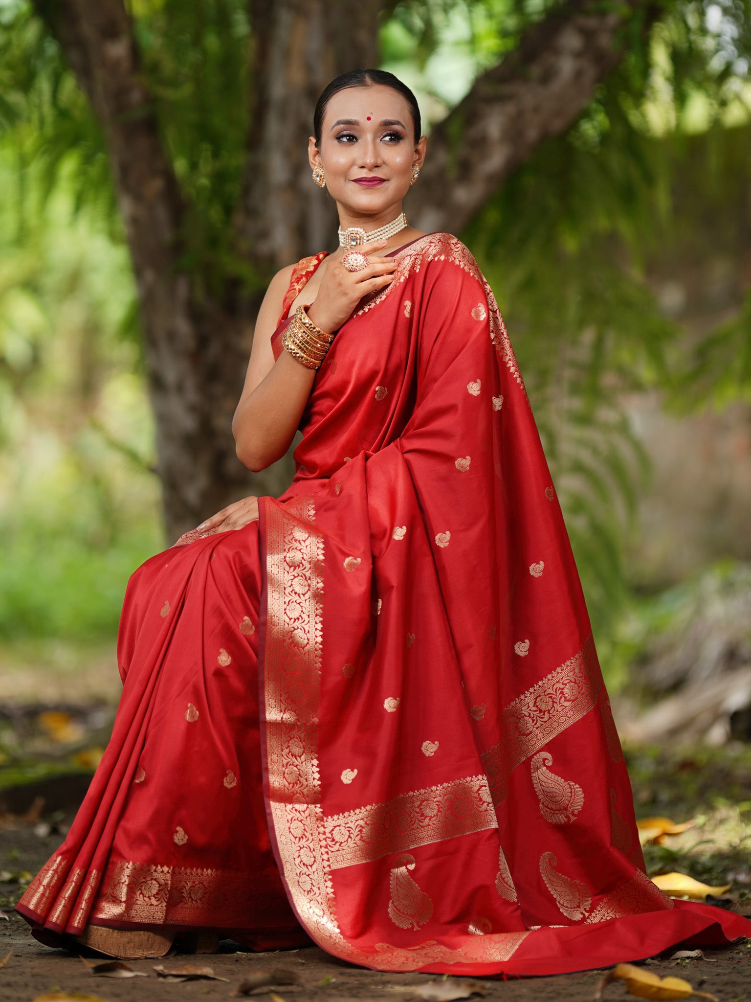 Banarasi Semi Silk Saree With Buti Zari Weaving & Border - Red