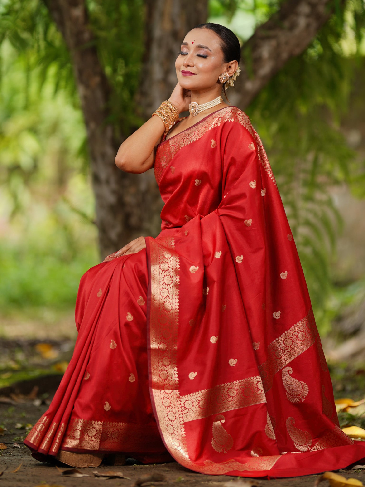Banarasi Semi Silk Saree With Buti Zari Weaving & Border - Red