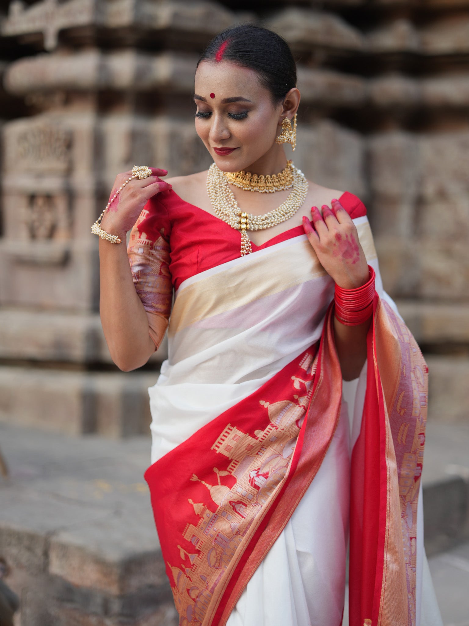 Banarasi Plain Dual Shade Semi Silk Saree With Ganga Ghat Weaving- White & Red