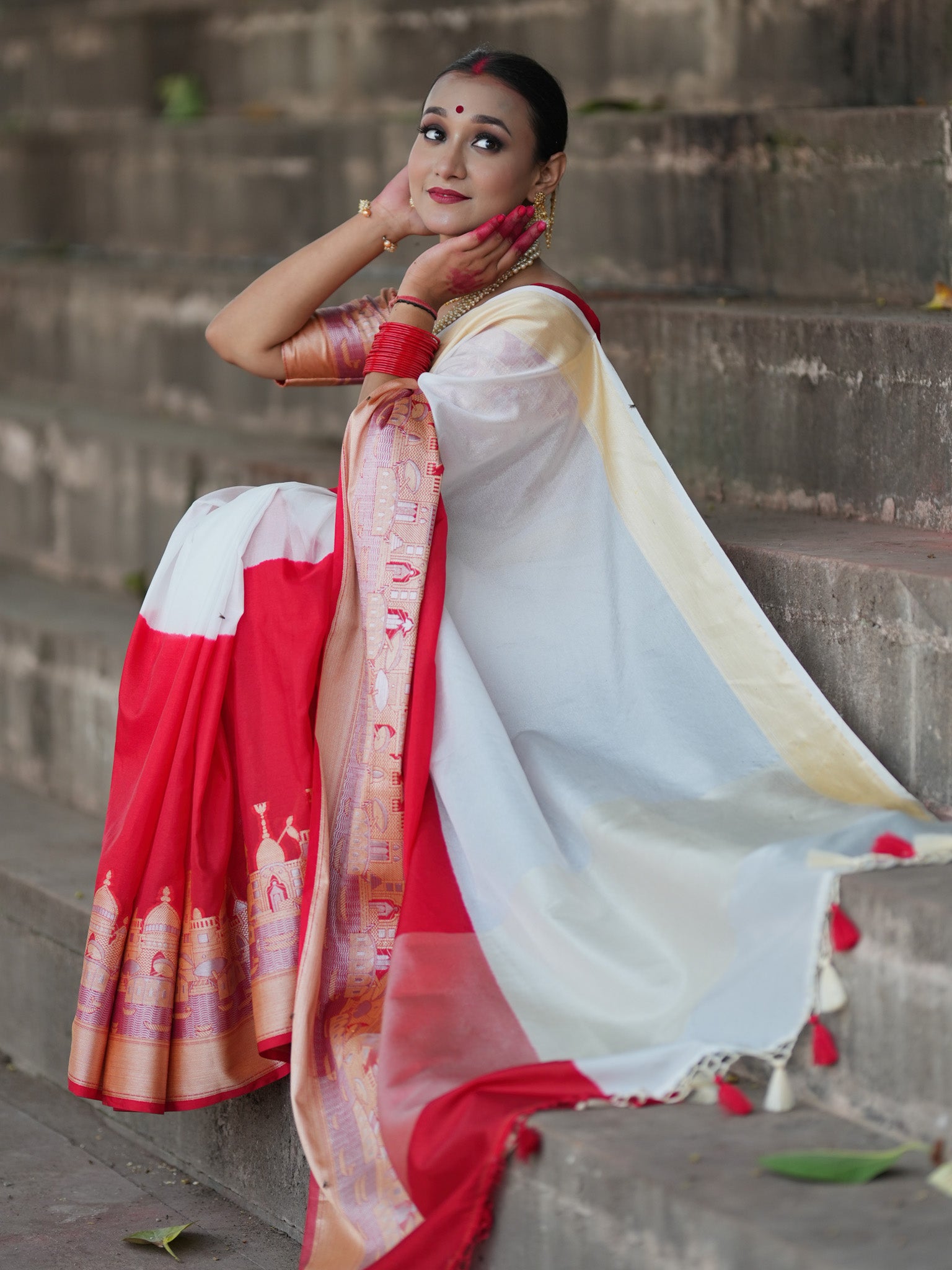 Banarasi Plain Dual Shade Semi Silk Saree With Ganga Ghat Weaving- White & Red
