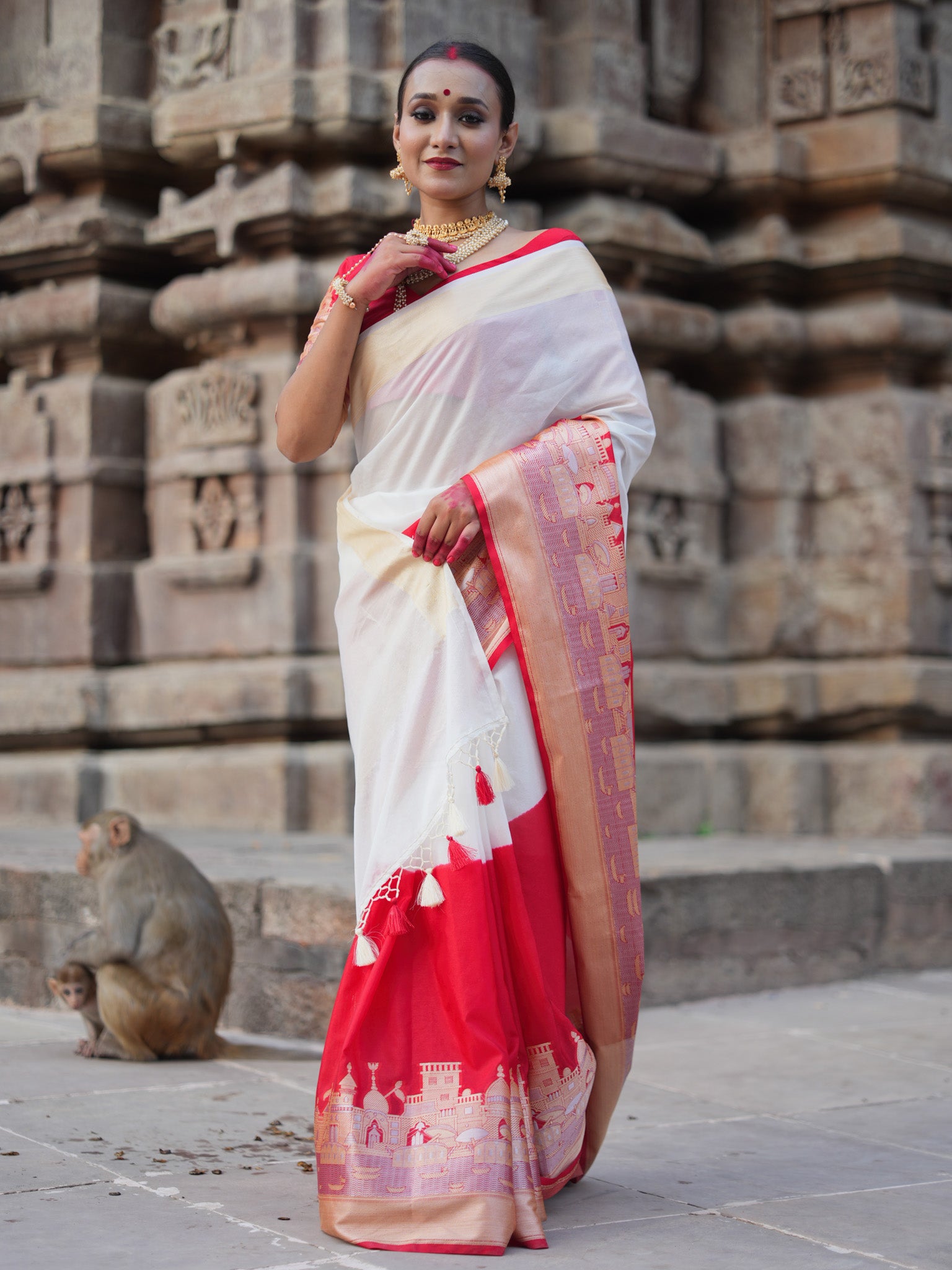 Banarasi Plain Dual Shade Semi Silk Saree With Ganga Ghat Weaving- White & Red