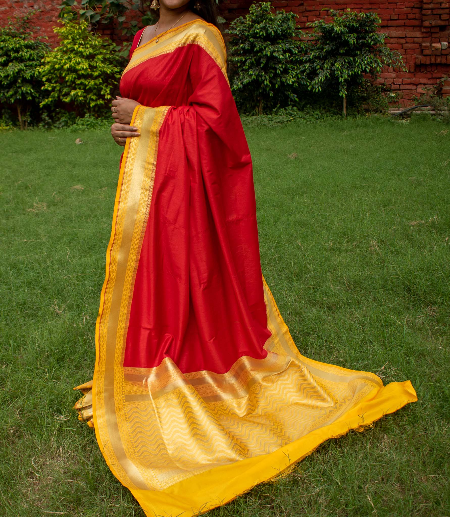Banarasi Plain Semi Silk Saree With Contrast Border & Blouse-Red