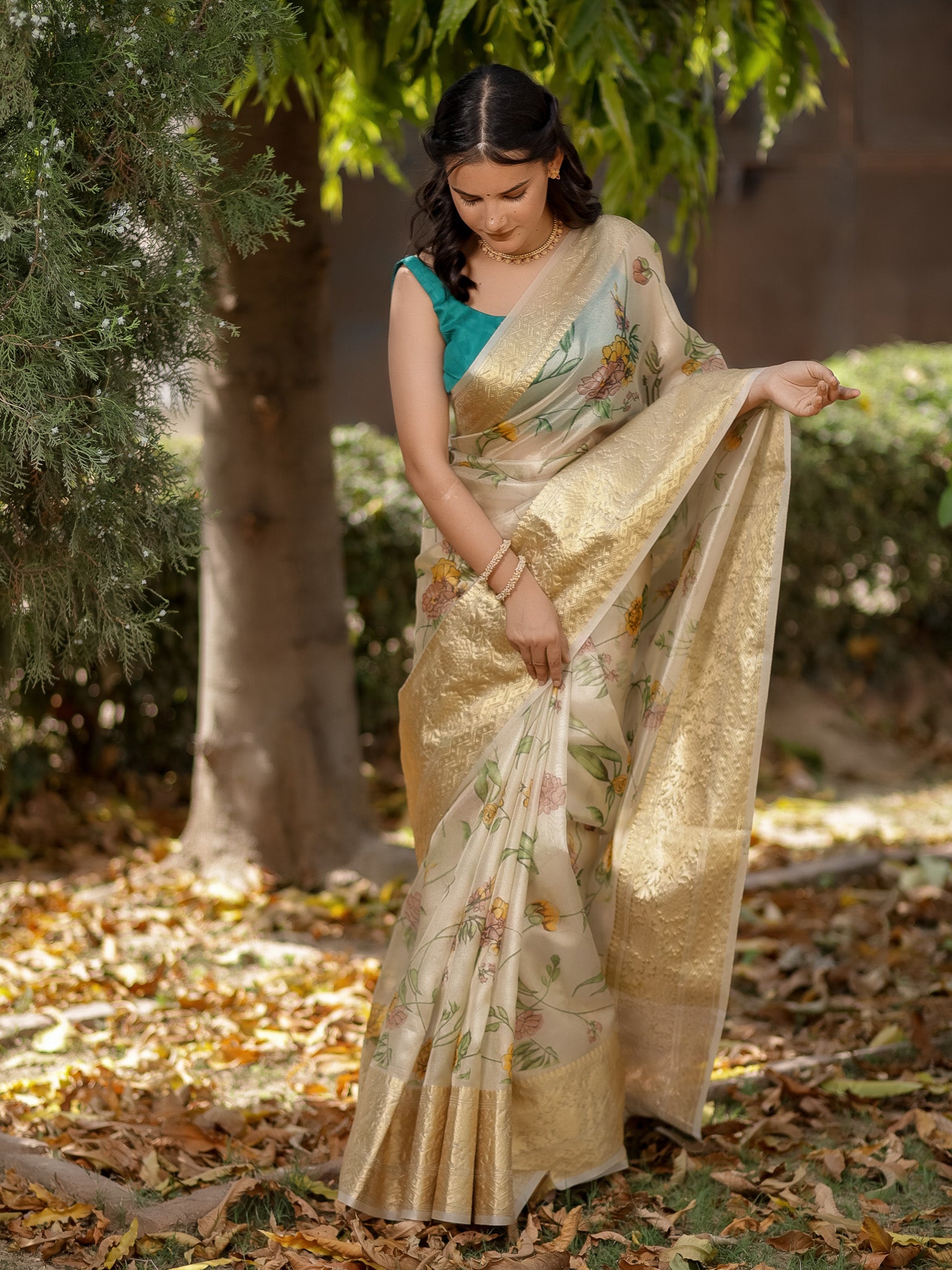 Banarasi Soft Tissue Saree With Zari Weaving & Skirt Border-Golden