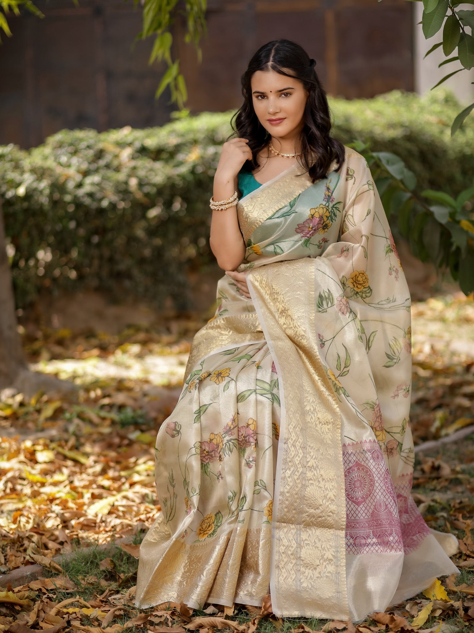 Banarasi Soft Tissue Saree With Zari Weaving & Skirt Border-Golden