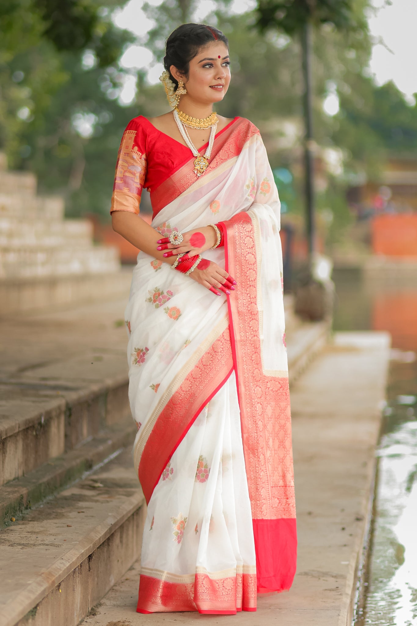 Banarasi Semi Georgette Saree With Weaving & Border - Red & White