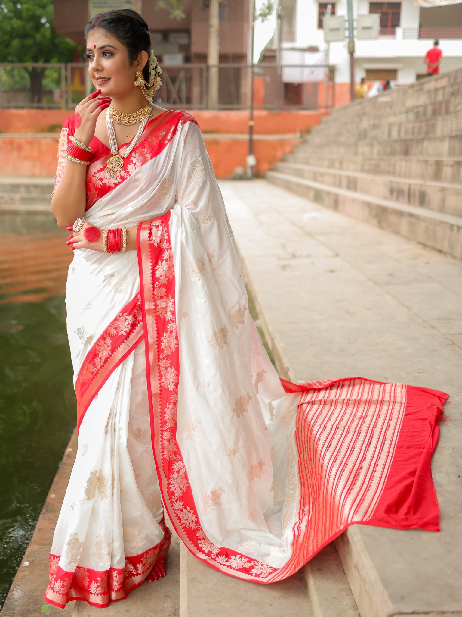 Banarasi Semi Silk Saree With Buti & Border - Red & White