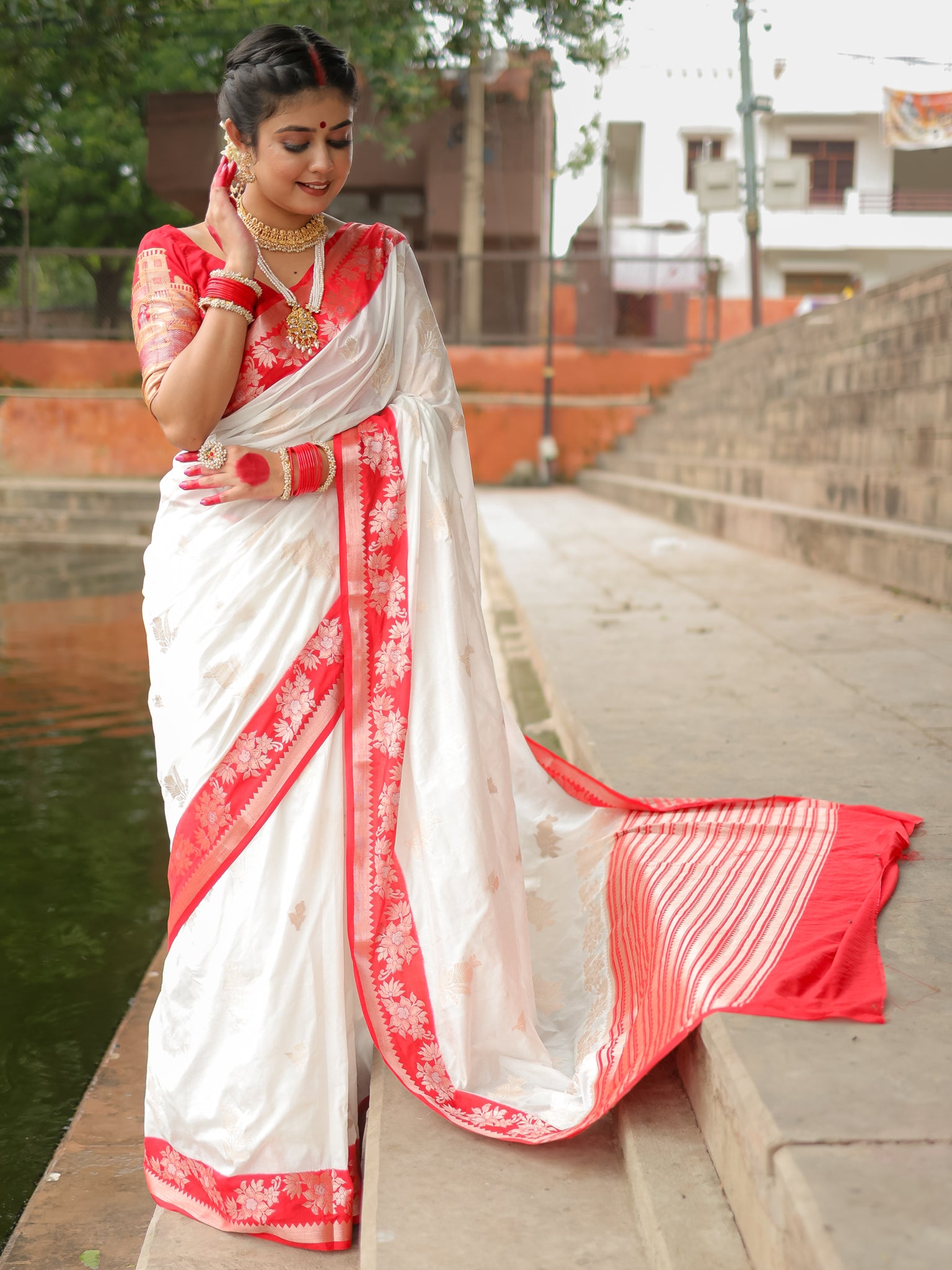 Banarasi Semi Silk Saree With Buti & Border - Red & White