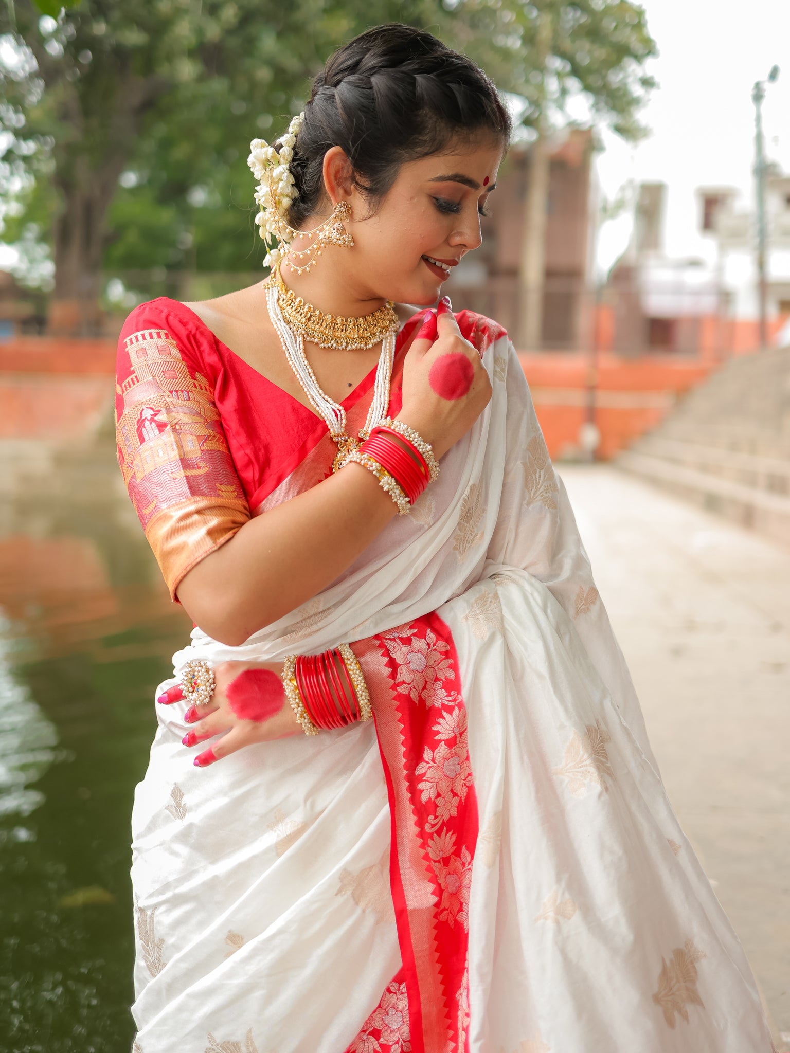 Banarasi Semi Silk Saree With Buti & Border - Red & White