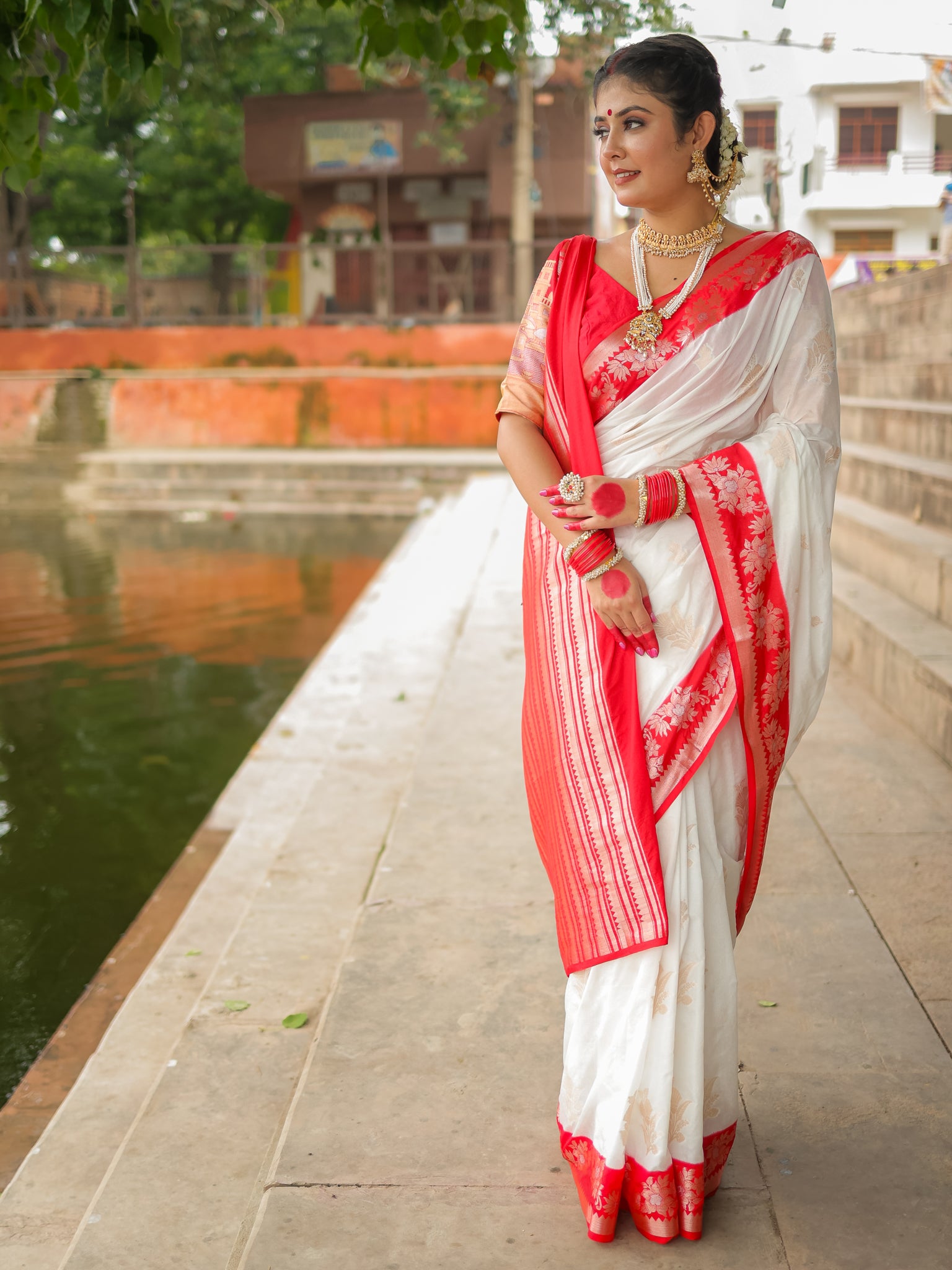 Banarasi Semi Silk Saree With Buti & Border - Red & White