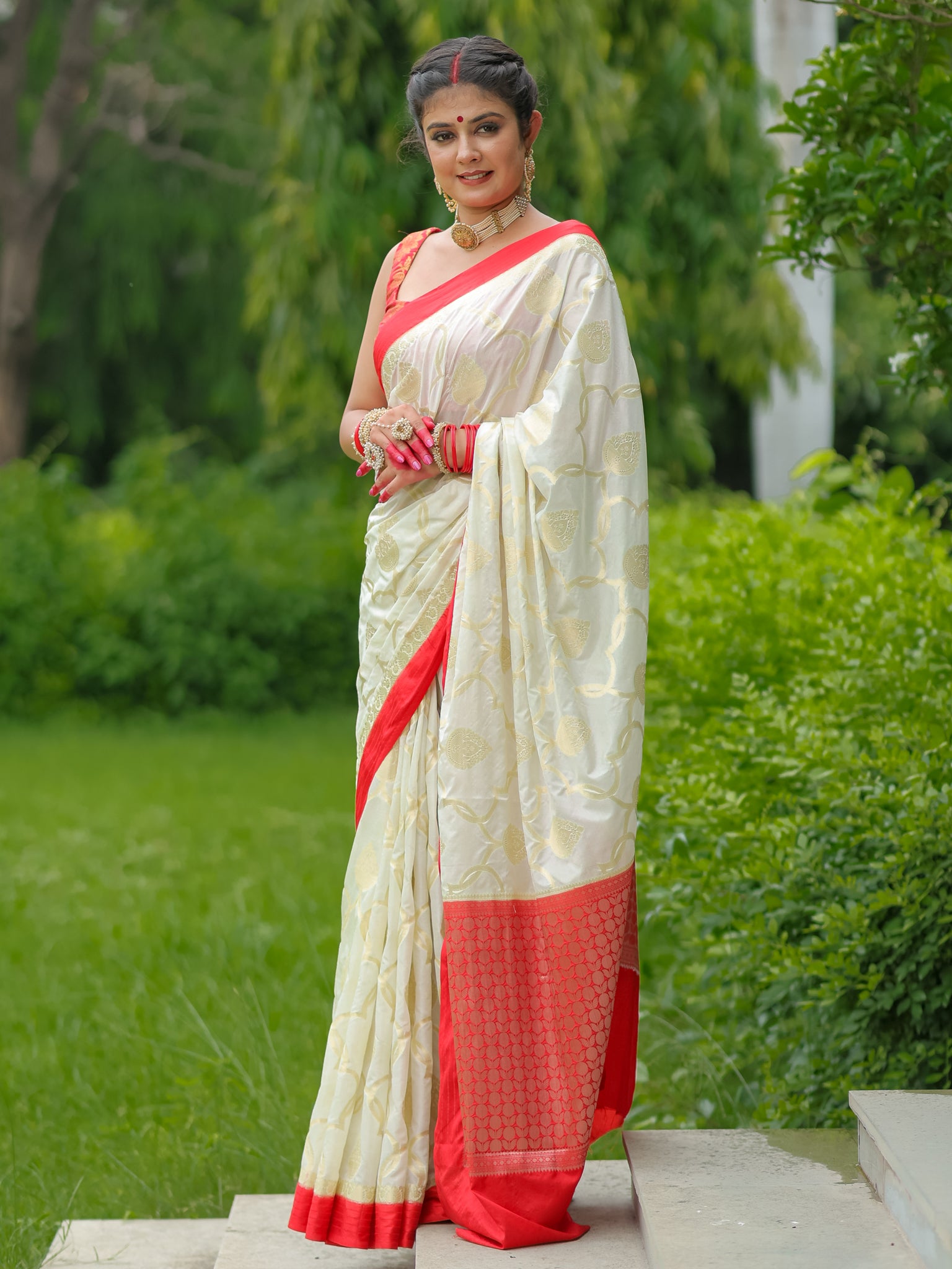 Banarasi Semi Silk Saree With Weaving & Border - Red & White