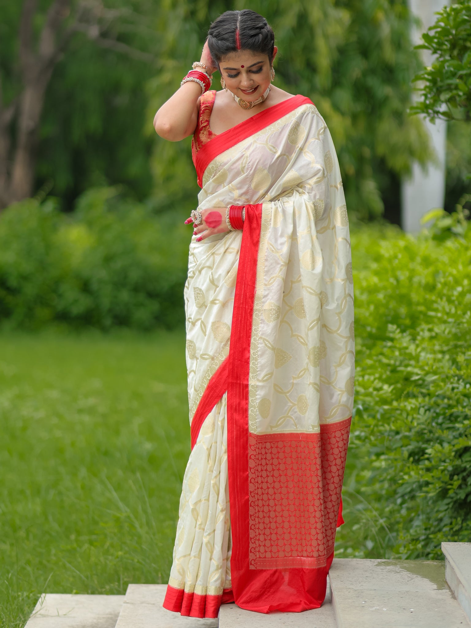 Banarasi Semi Silk Saree With Weaving & Border - Red & White