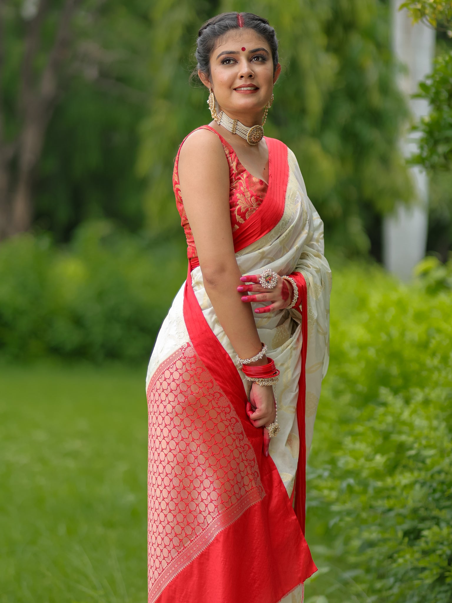 Banarasi Semi Silk Saree With Weaving & Border - Red & White