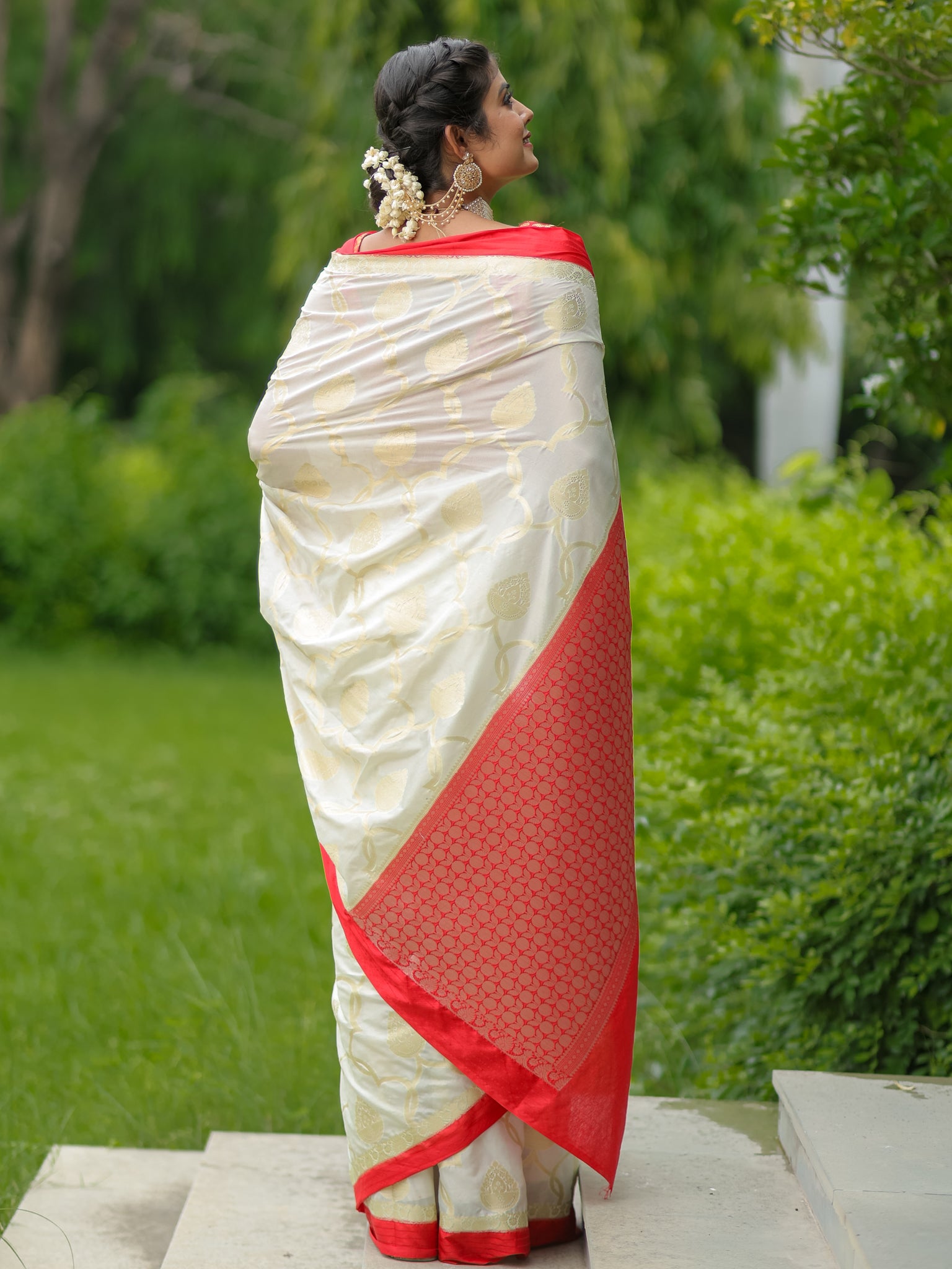 Banarasi Semi Silk Saree With Weaving & Border - Red & White