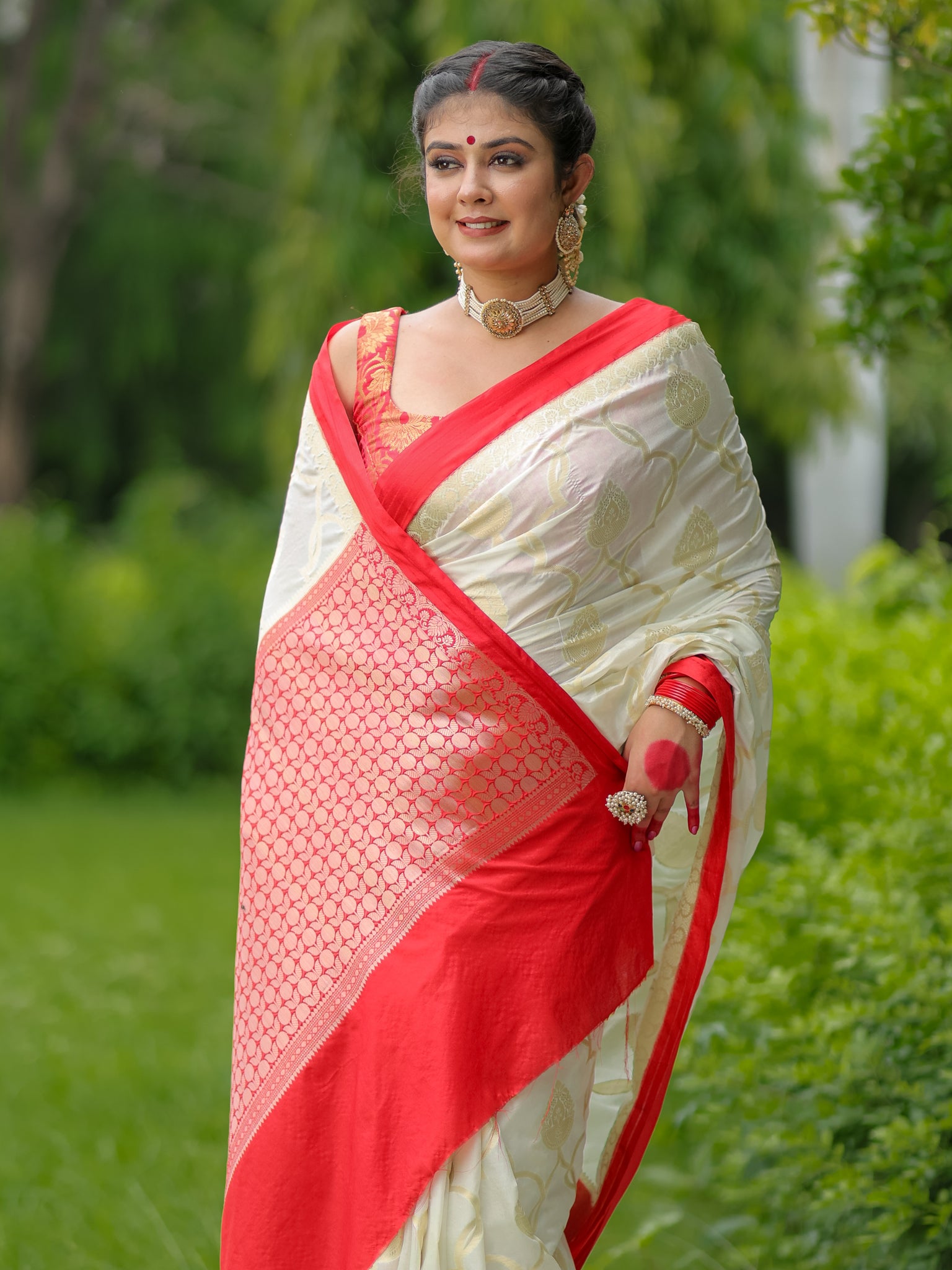 Banarasi Semi Silk Saree With Weaving & Border - Red & White