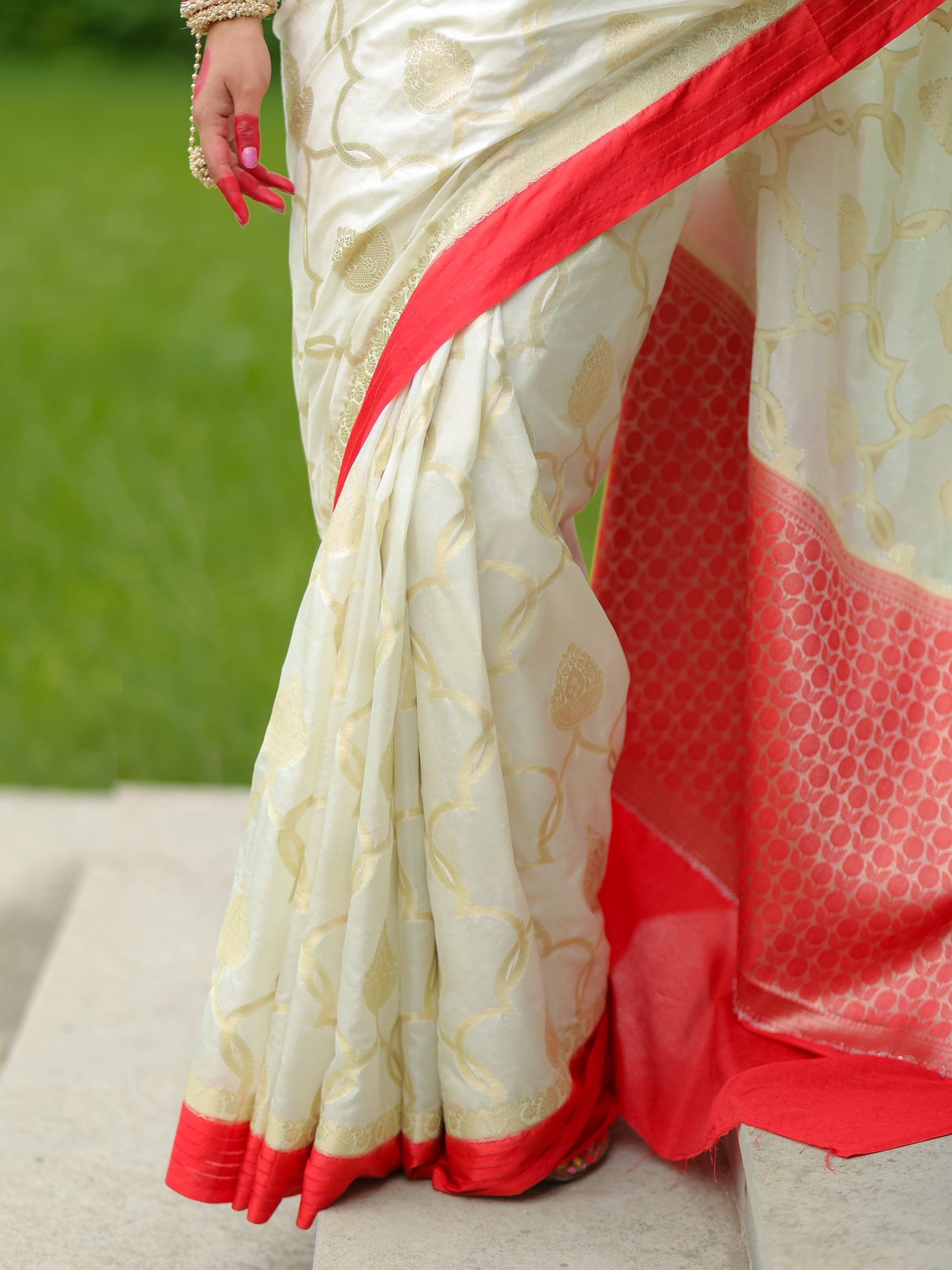Banarasi Semi Silk Saree With Weaving & Border - Red & White