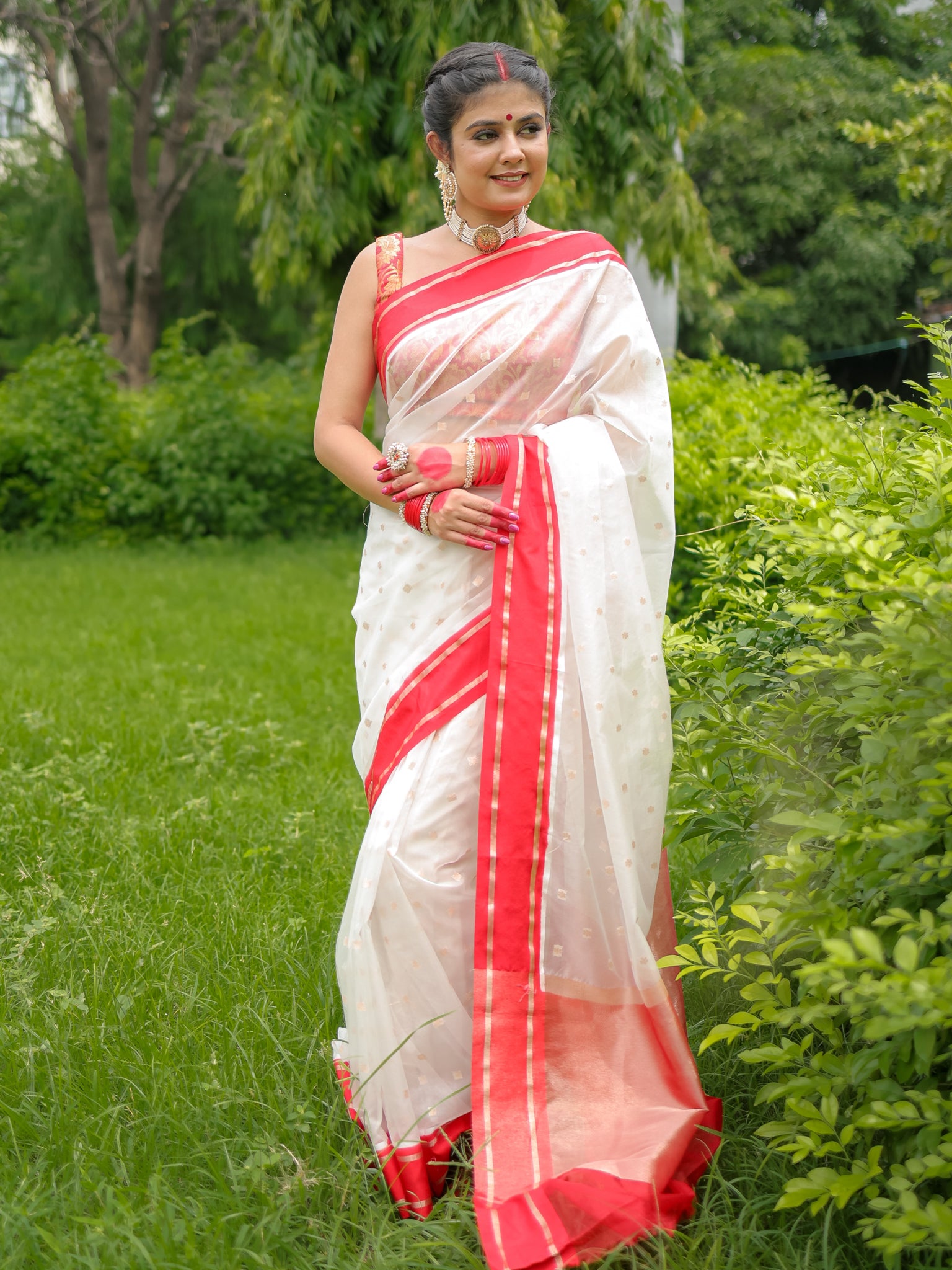 Banarasi Organza Mix Saree With Buti & Border - Red & White