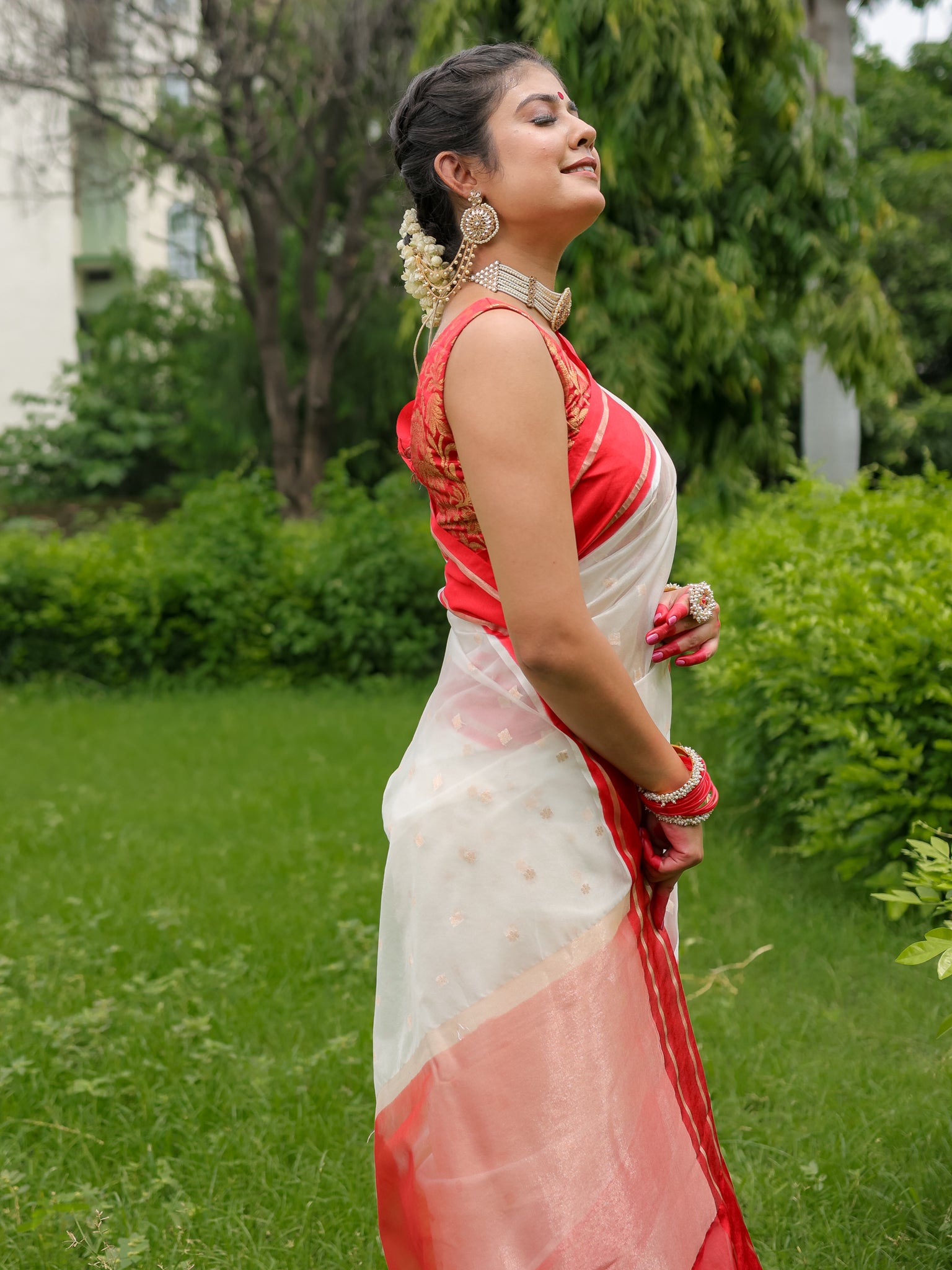 Banarasi Organza Mix Saree With Buti & Border - Red & White