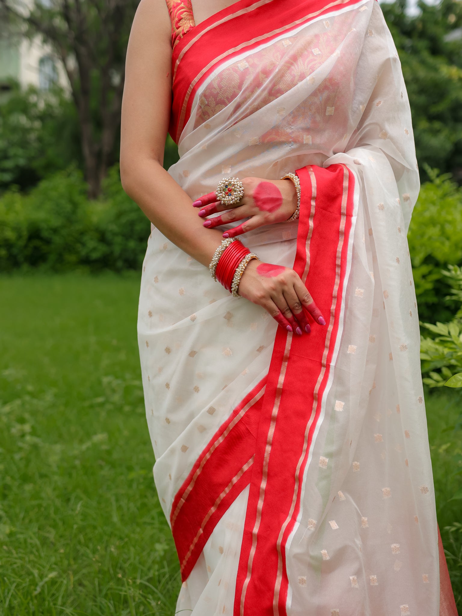 Banarasi Organza Mix Saree With Buti & Border - Red & White
